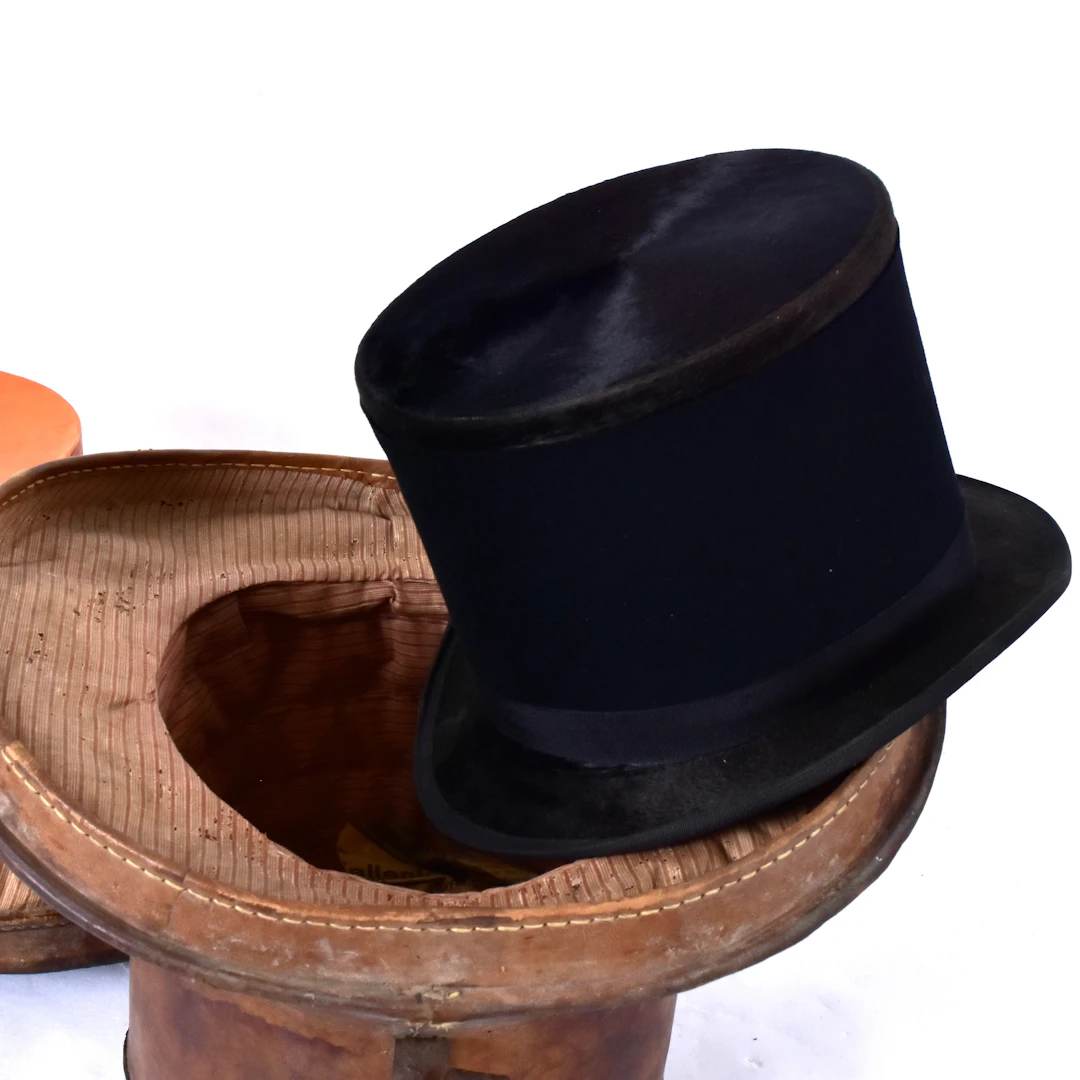 HATTASK LÄDER MED TILLHÖRANDE HATT, 18/1900-tal.