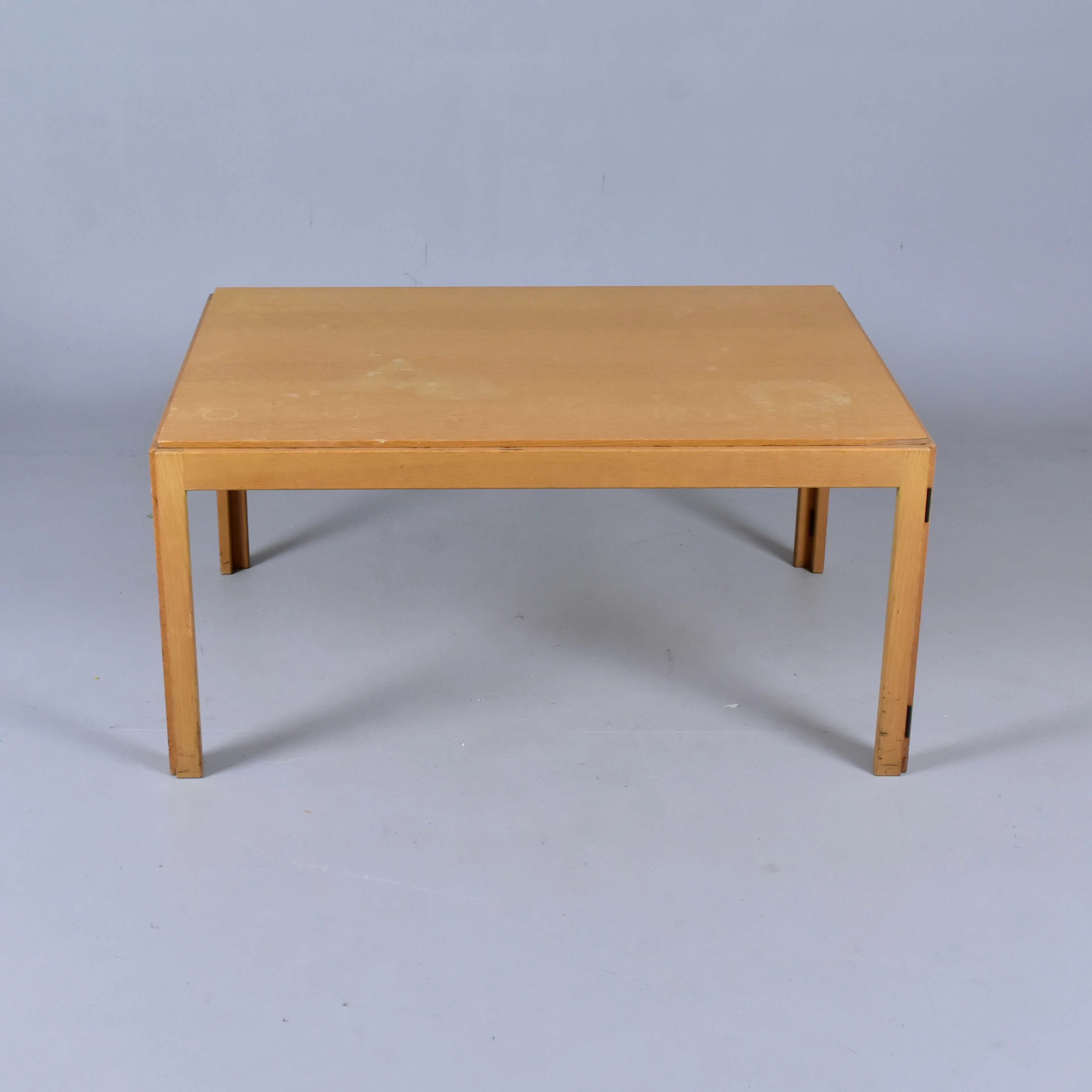 Børge Mogensen. Soffbord/hopfällbart bord av ek, modell 5386.