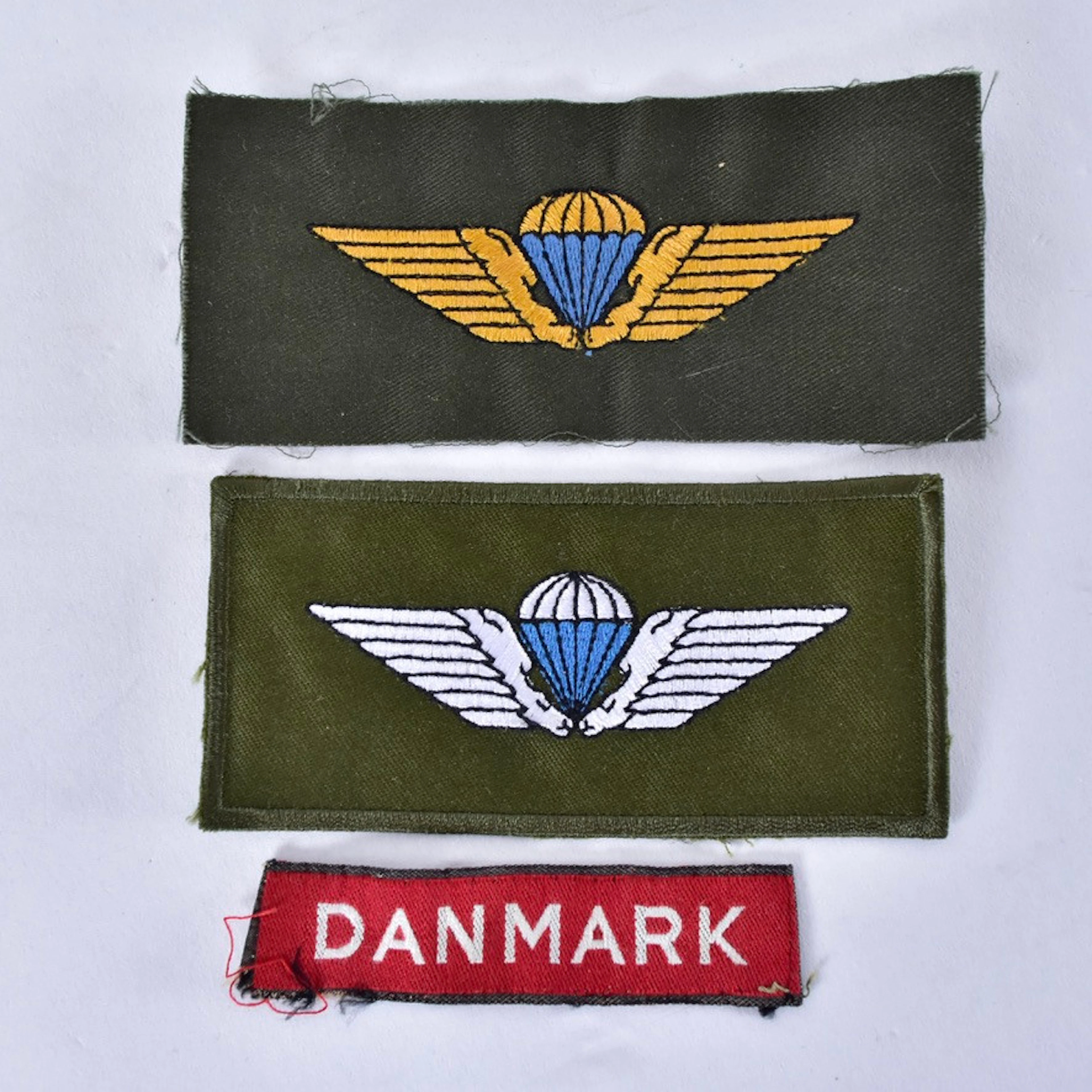 FALLSKÄRMSJÄGARUTMÄRKELSER, 2 st, tygmärken, Danmark.