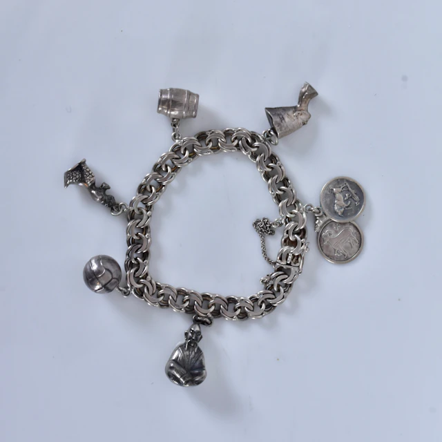 ARMBAND, med berlocker, bismarck, silver.