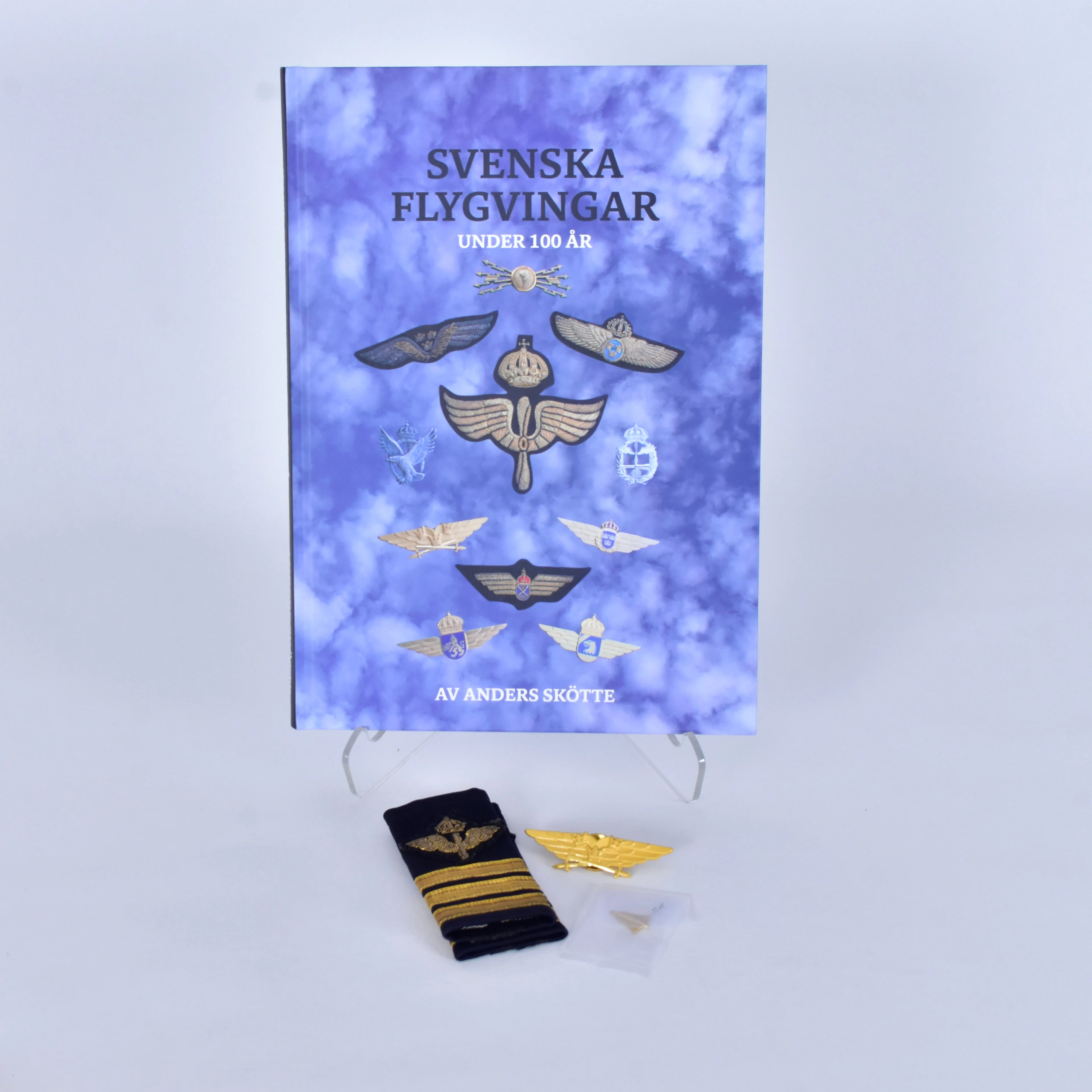 FLYGFÖRARMÄRKE, M/1936, medföljer bok.