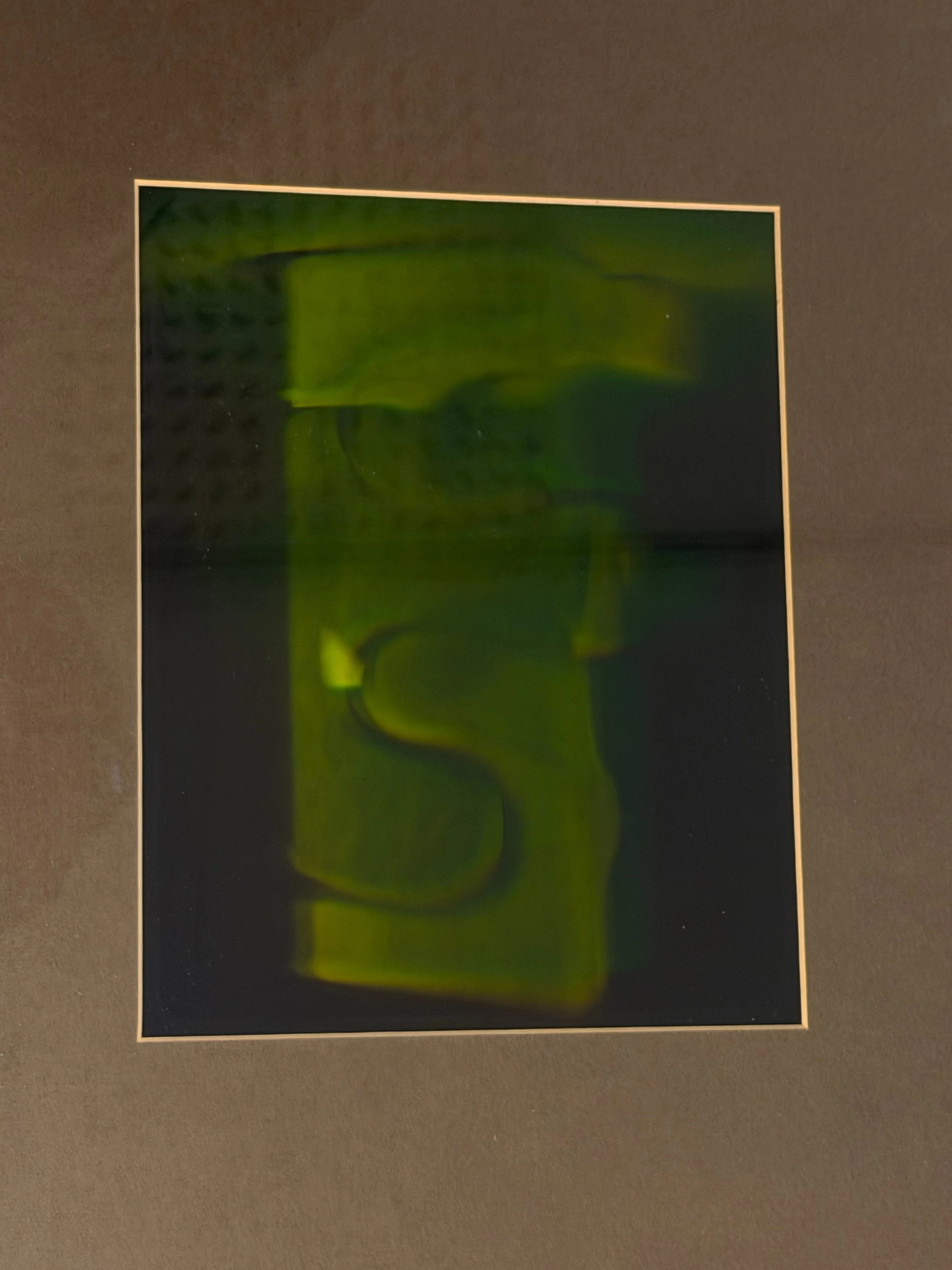 HOLOGRAM, inramat, geometrisk skulptur.