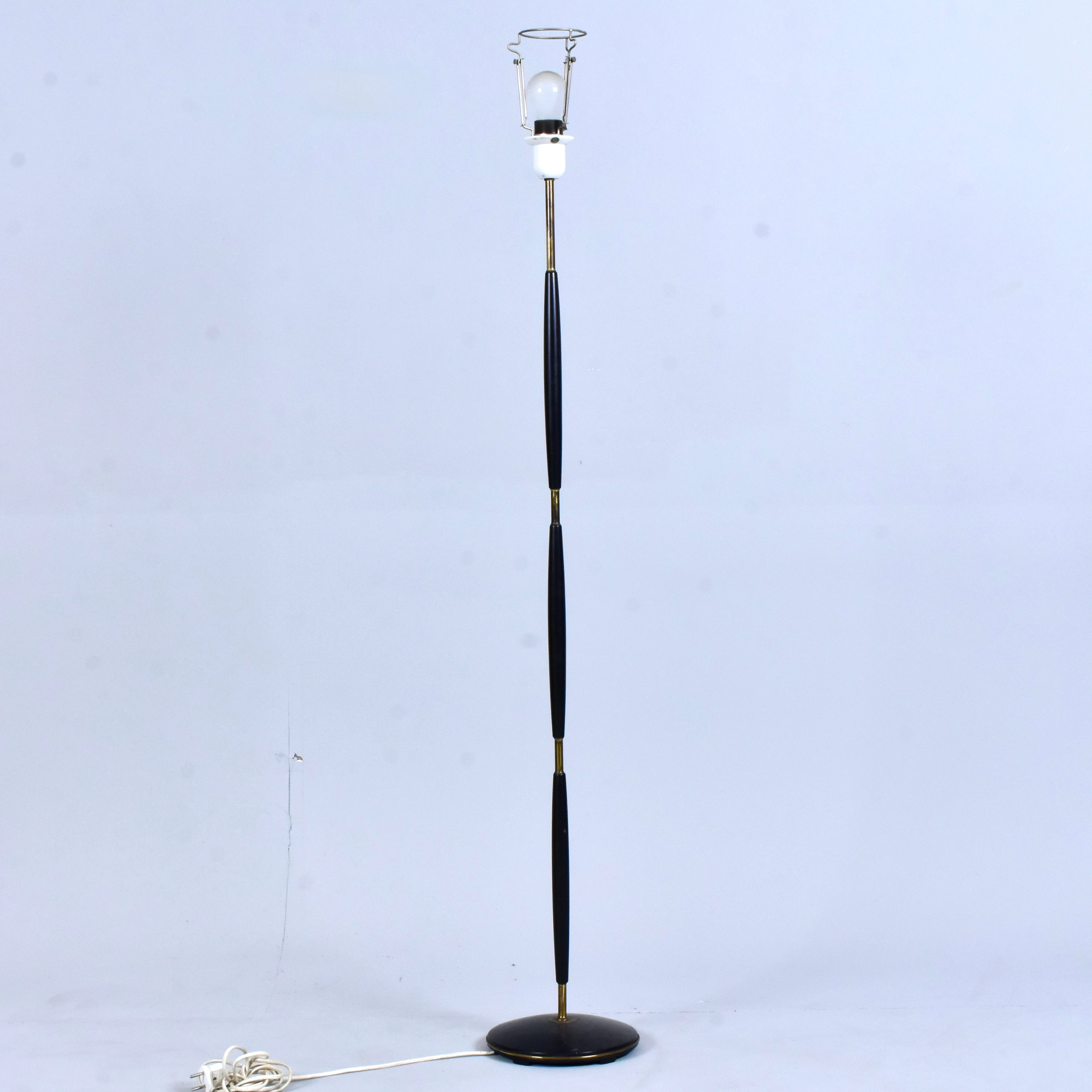 GOLVLAMPA, mässing och målat trä, EAE 163, Eskilstuna elektrofabrik