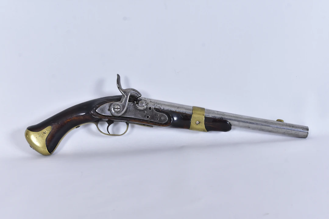 FLANKÖRPISTOL, slag- från flintlås, delvis 1700-tal.