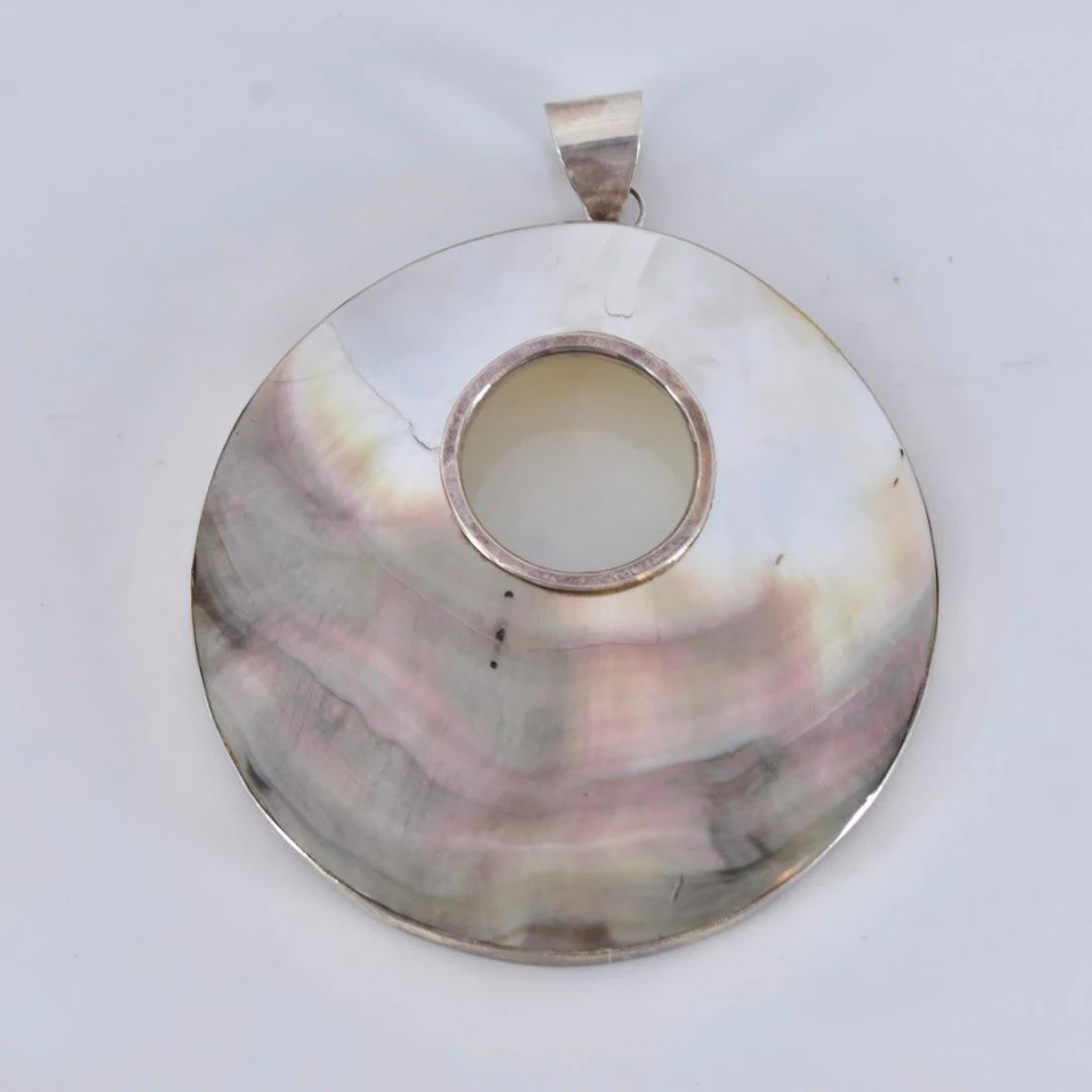 HÄNGE, sterlingsilver och pärlemor.