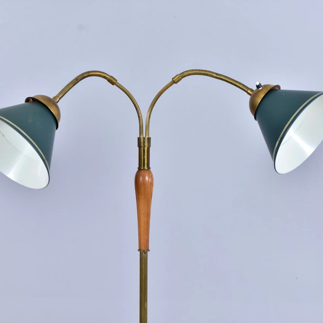 GOLVLAMPA, mässing och trä, 1960-tal.