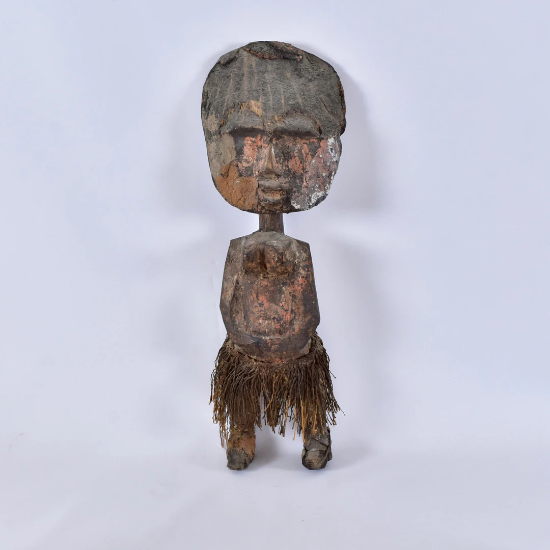 SKULPTUR/FETISCH, skuret trä och raffia.