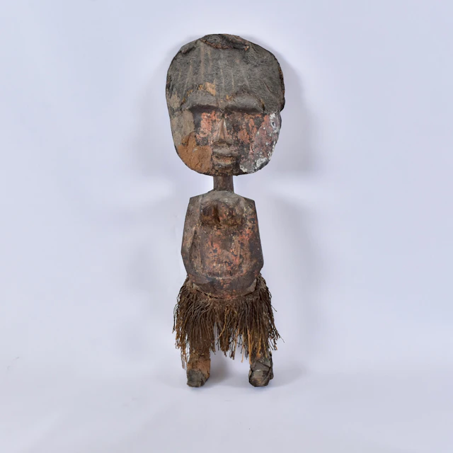 SKULPTUR/FETISCH, skuret trä och raffia.