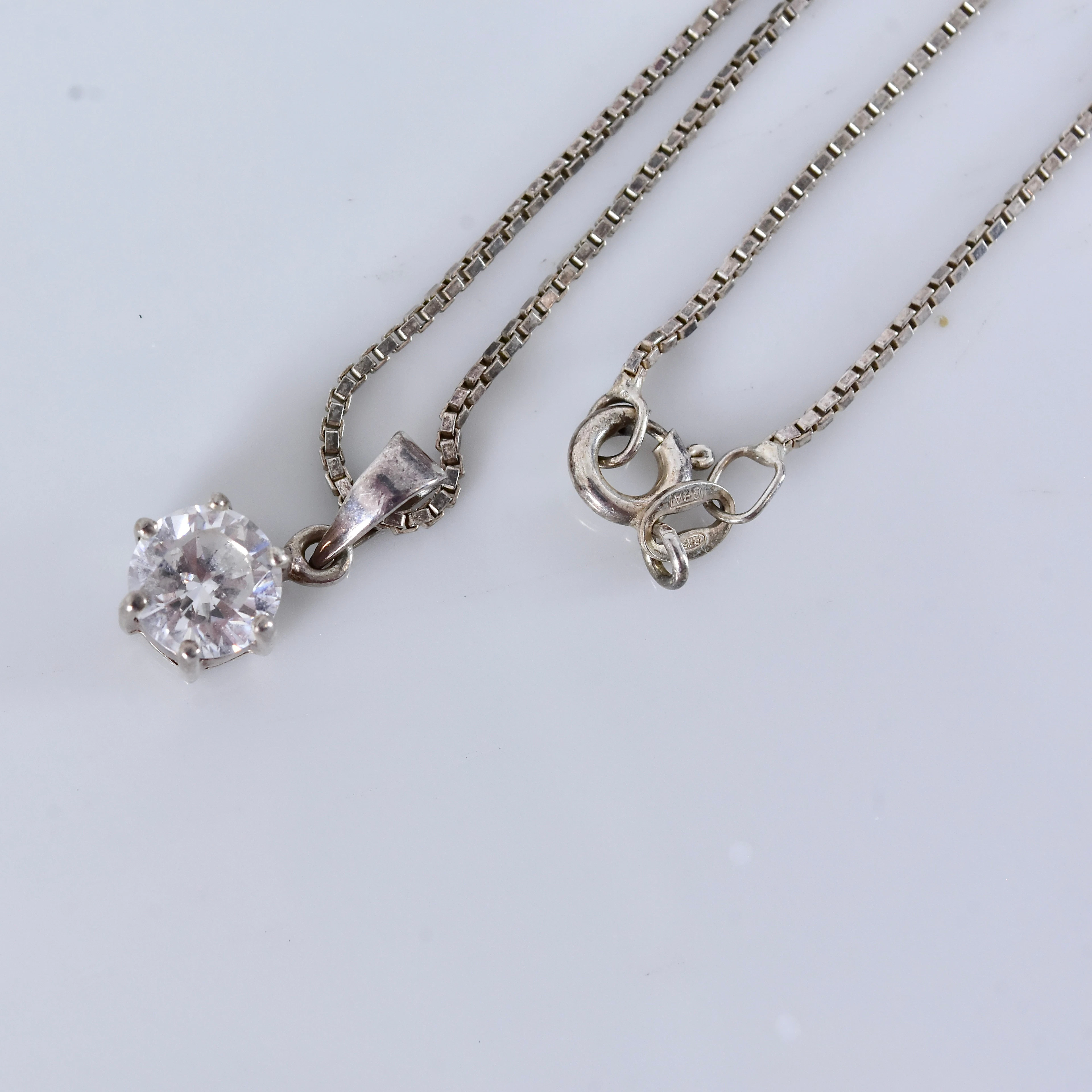 HÄNGE MED STEN, i kedja, sterlingsilver , Iduna AB Varberg.