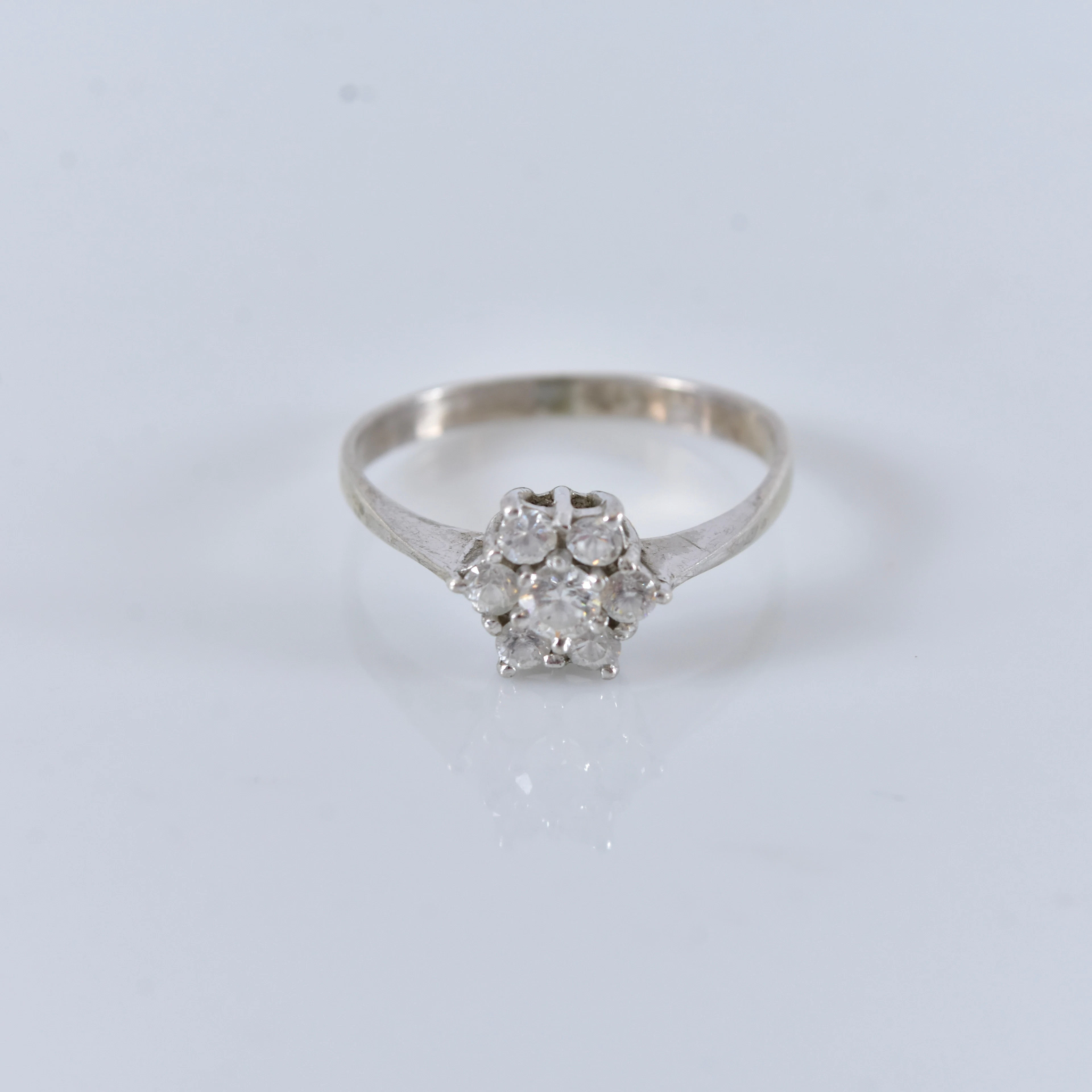 CARMOSÉRING, med vita stenar, sterlingsilver.