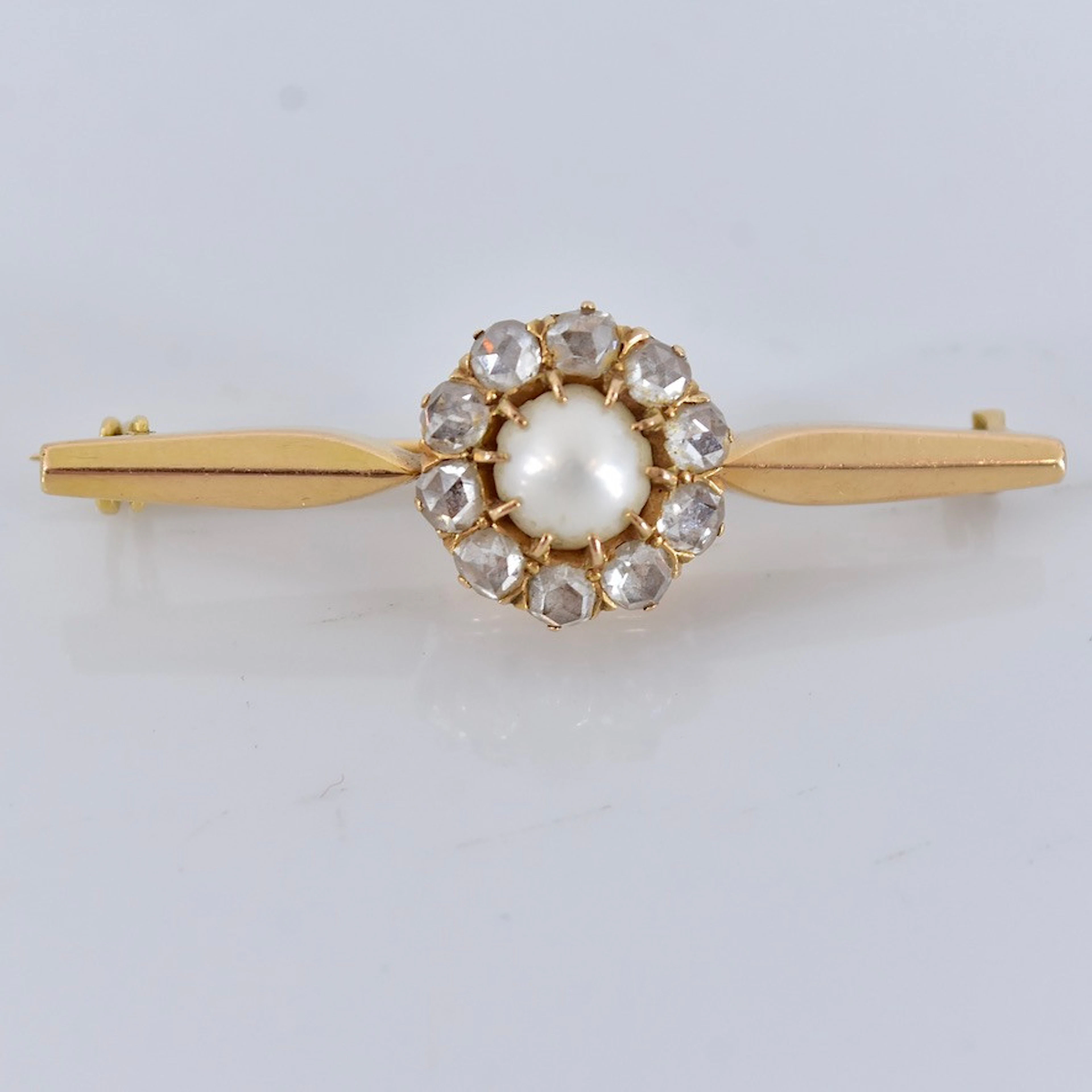 CARMOSÉBROSCH, 18 karat rödguld med 18 rosnenslipade diamanter och pärla.