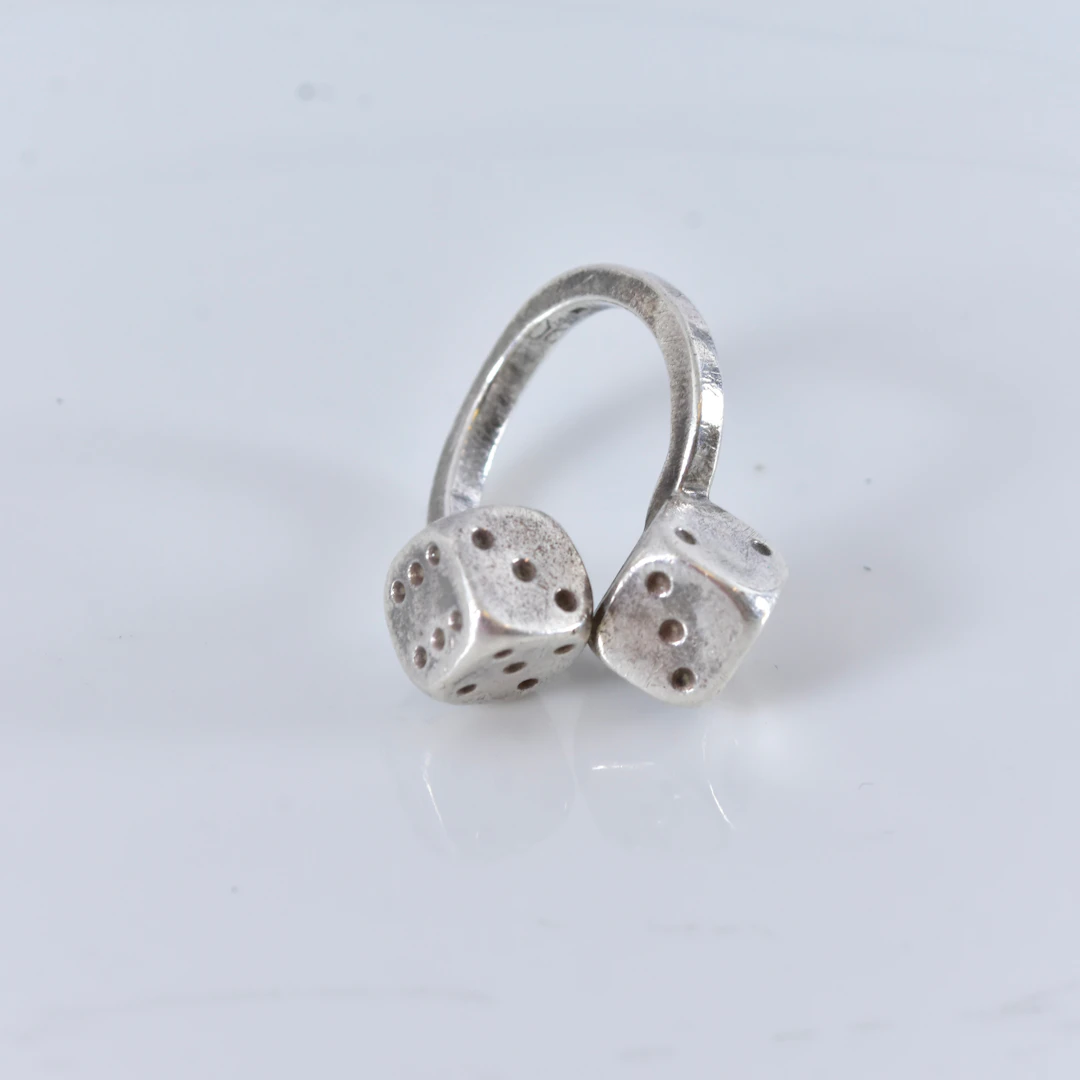 RING, i form av två tärningar, sterlingsilver.