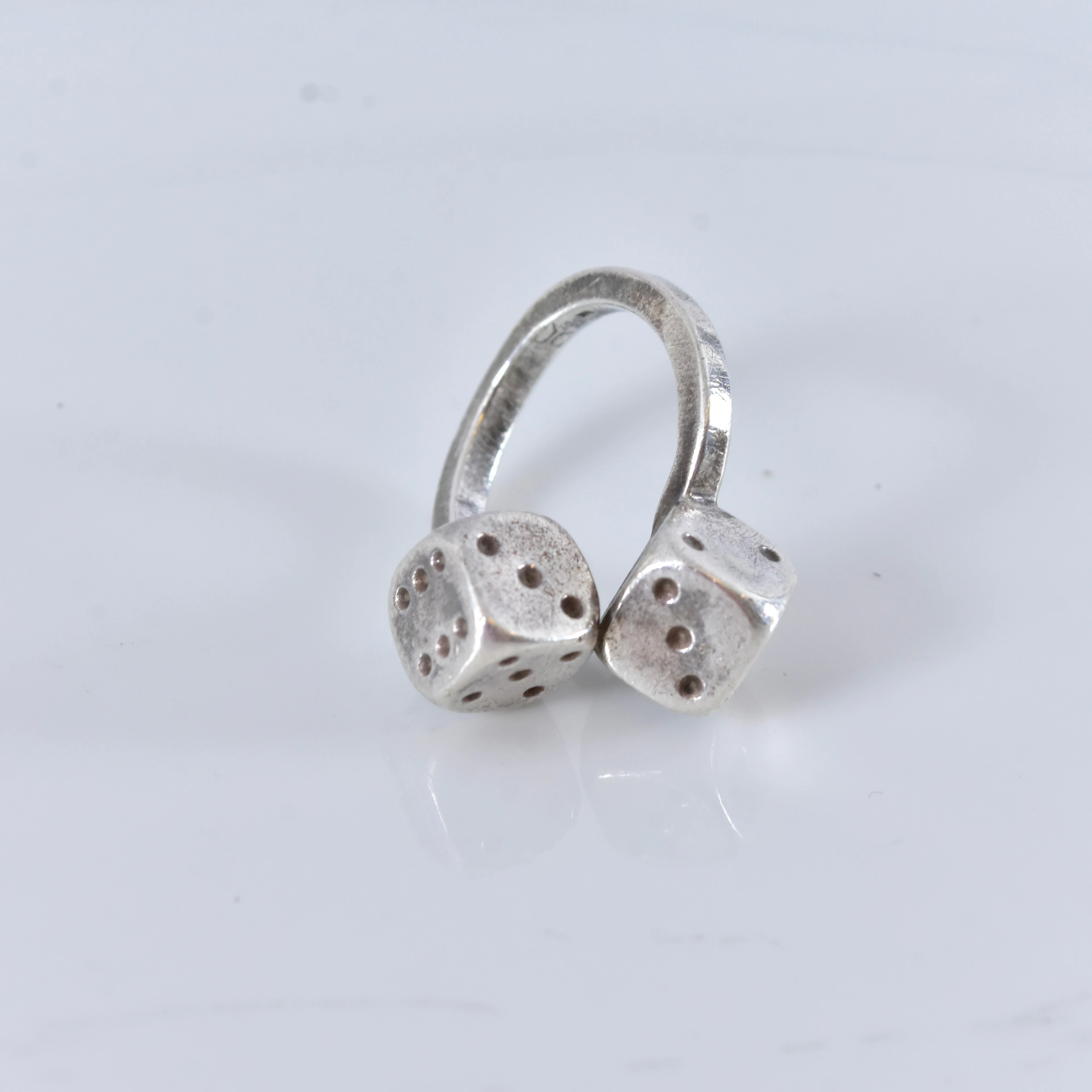 RING, i form av två tärningar, sterlingsilver.