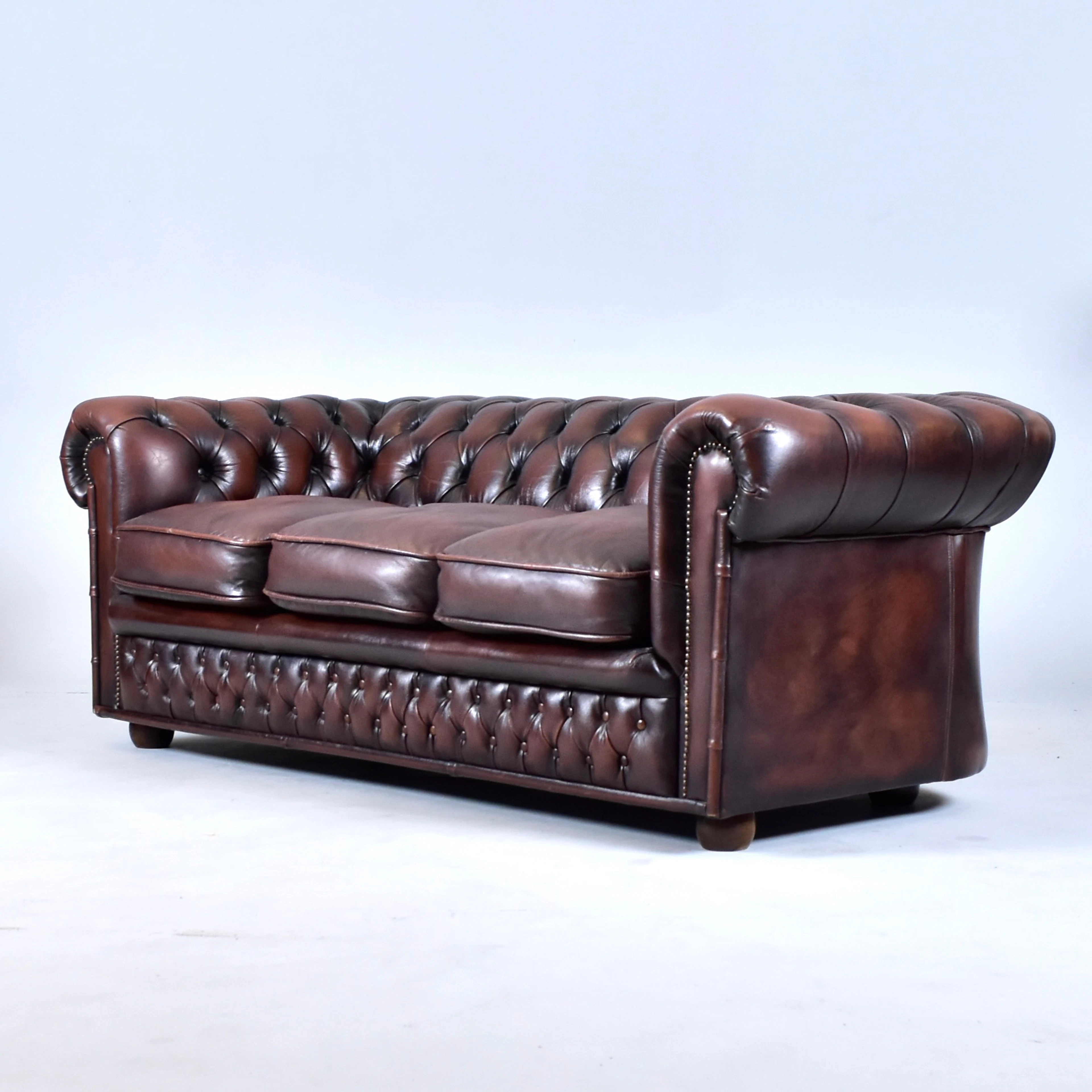 SOFFA, brunt läder, 3-sits, Centurion Furniture plc, Chesterfield, 1900-tal.