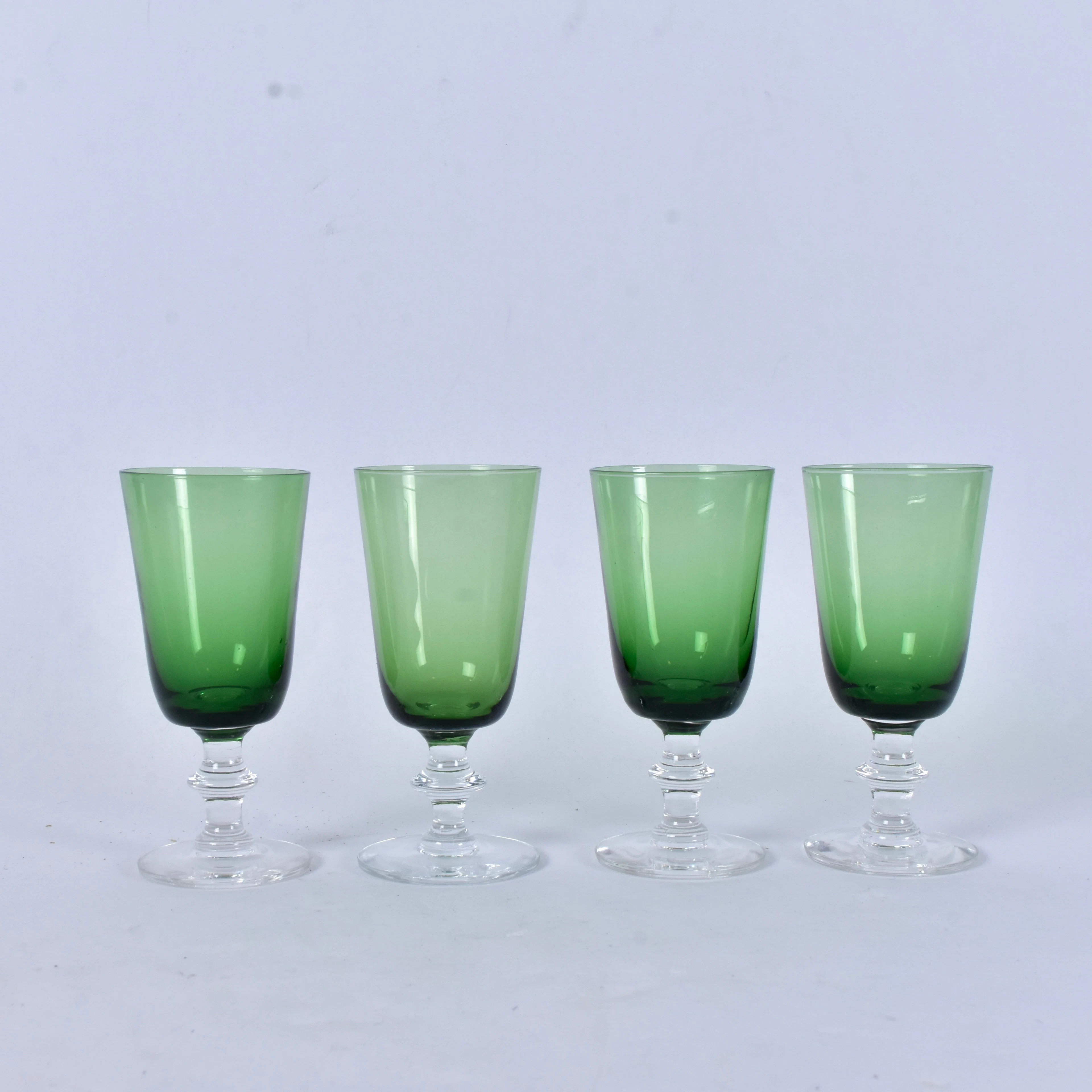 VINGLAS, 4-styclen, grön glasmassa, 1900-tal.