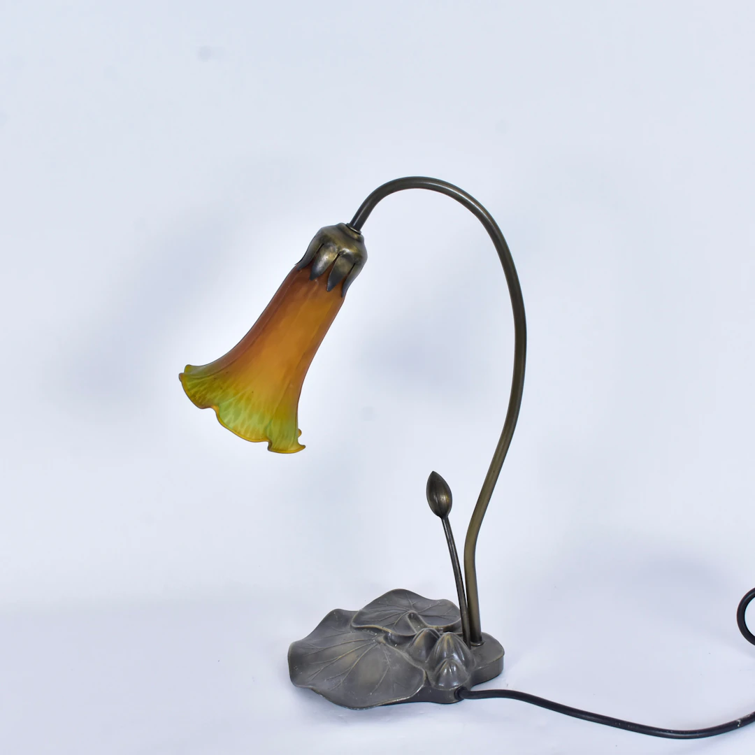 BORDSLAMPA, bronserad metall med glasskärm.