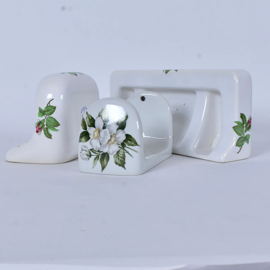 BADRUMSSET, 3 delar, porslin, Porcelaine de Paris.