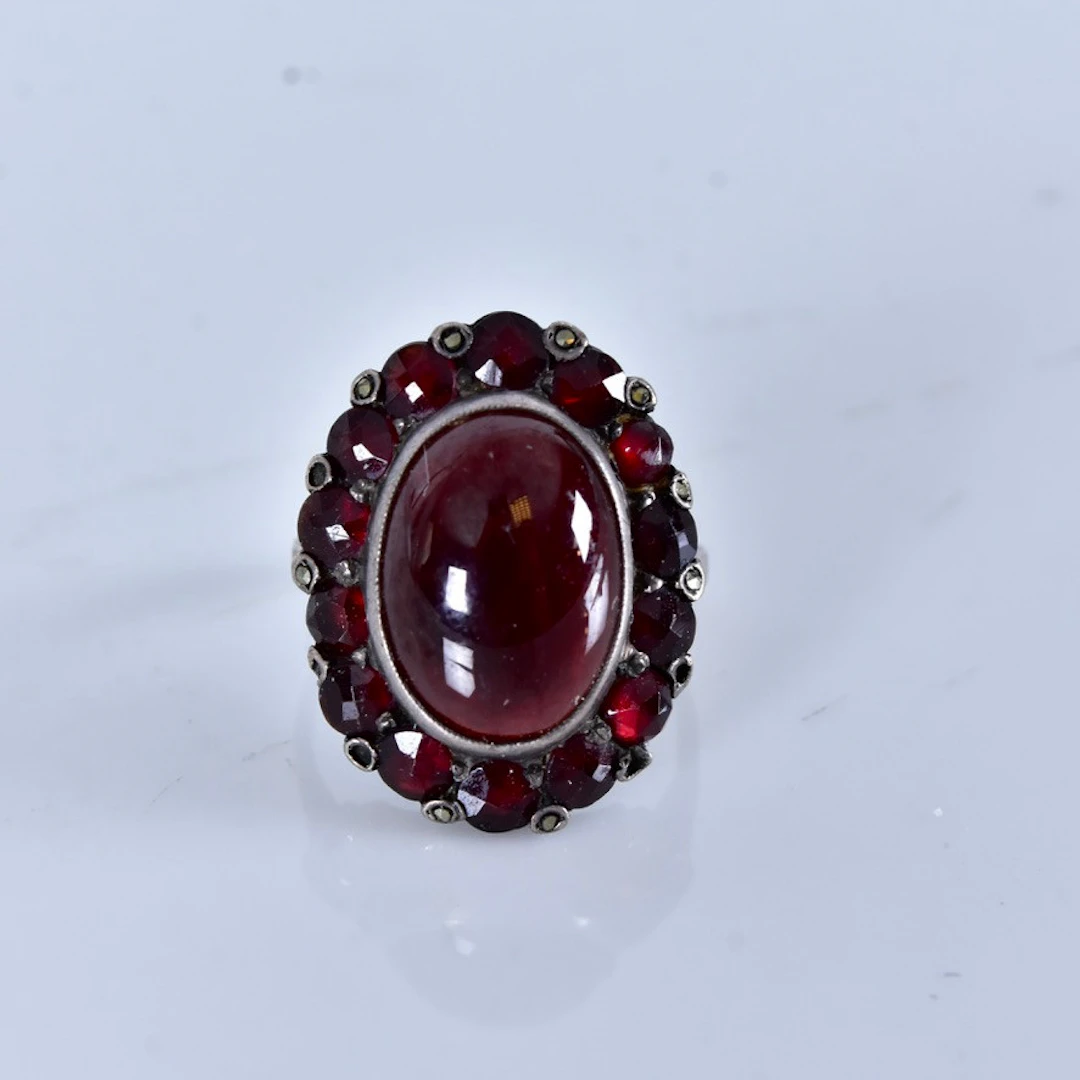 RING, med granater, silver.