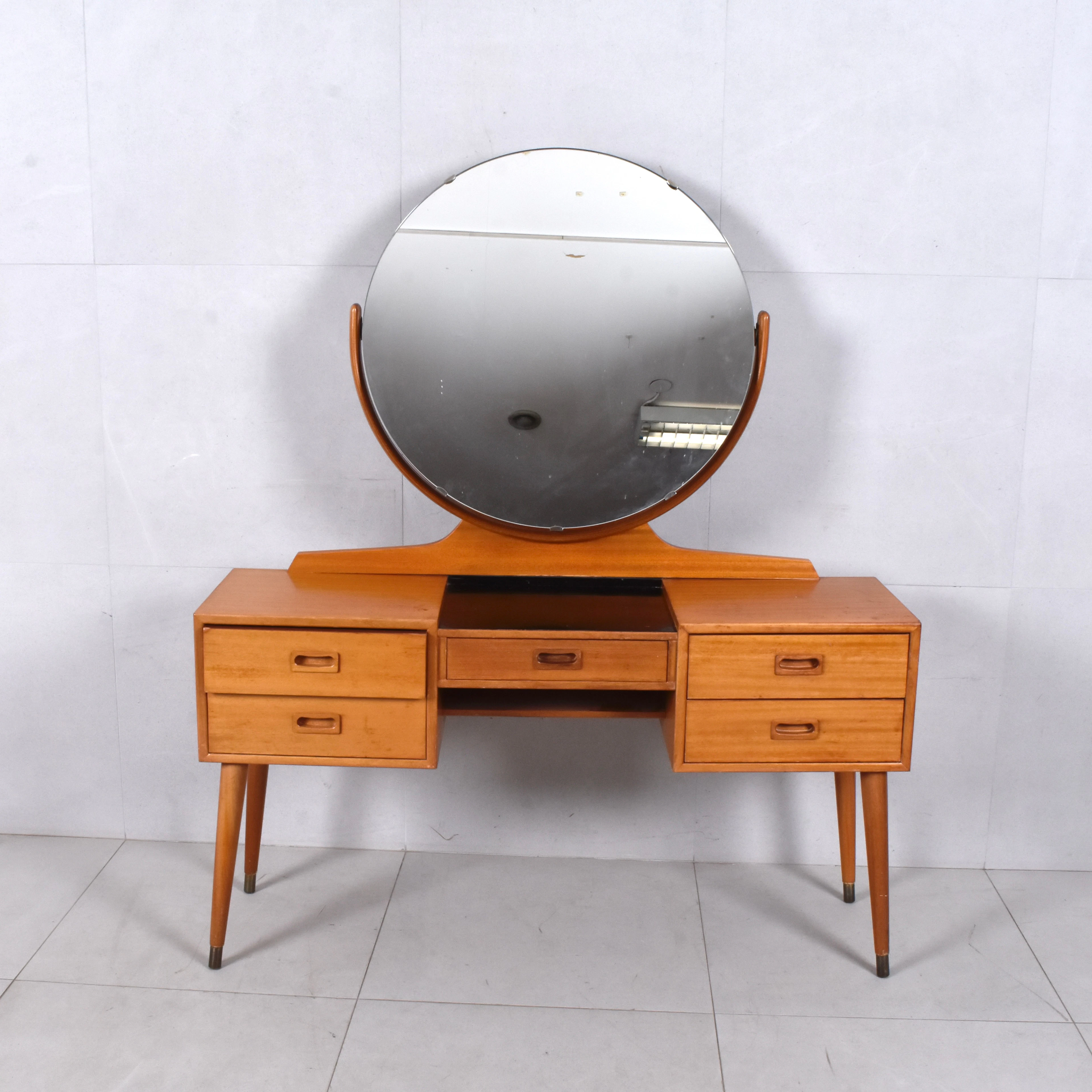TOILETTEBORD, mahogny och, 1950-60-tal.