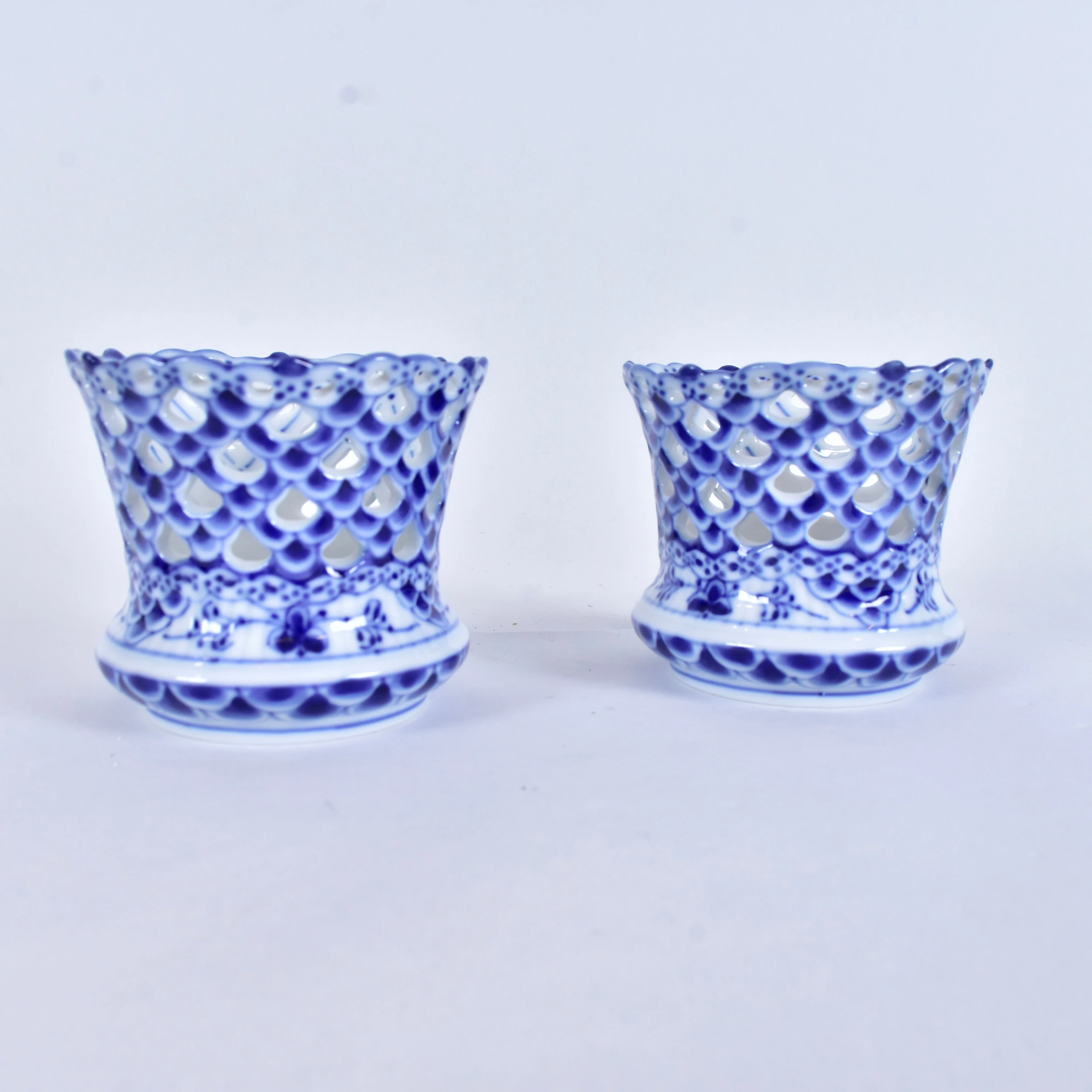 GALLERVASER, ett par, Musselmalet, helblond, 1/1015, Royal Copenhagen, Danmark.