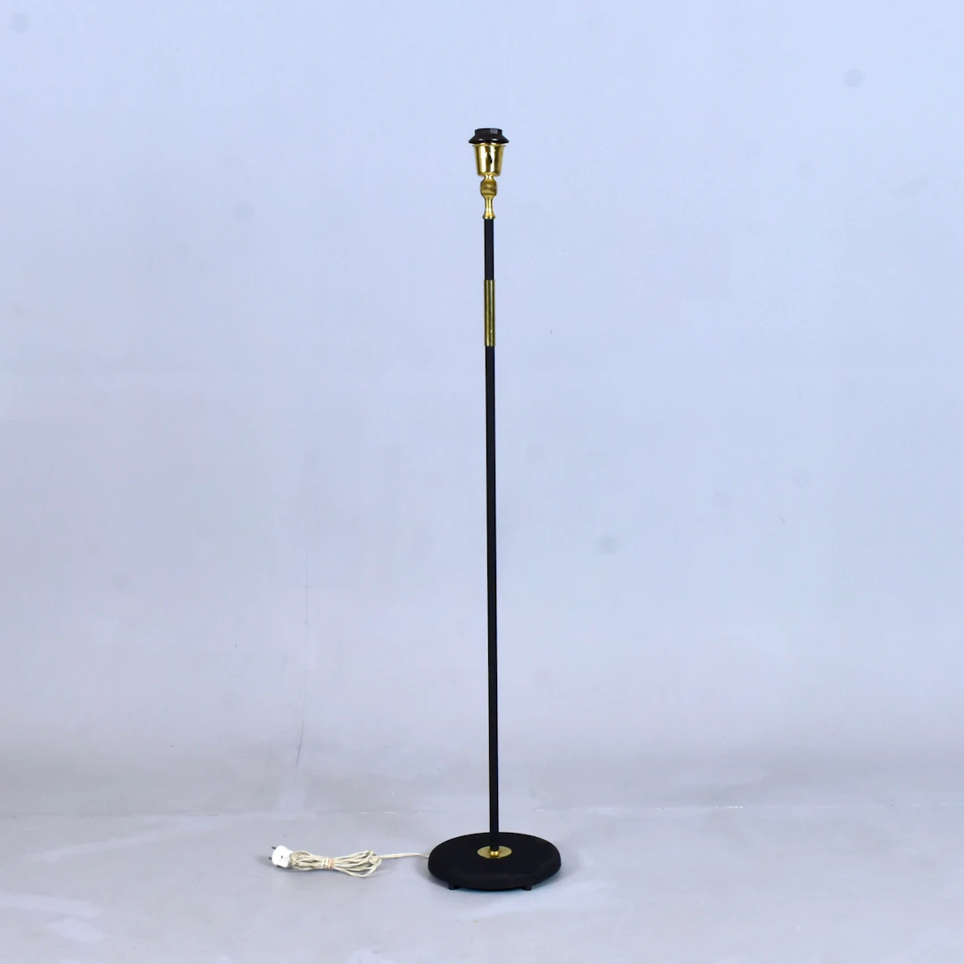 GOLVLAMPA, svartlackerad metall och mässing, Falkenbergs Belysning
