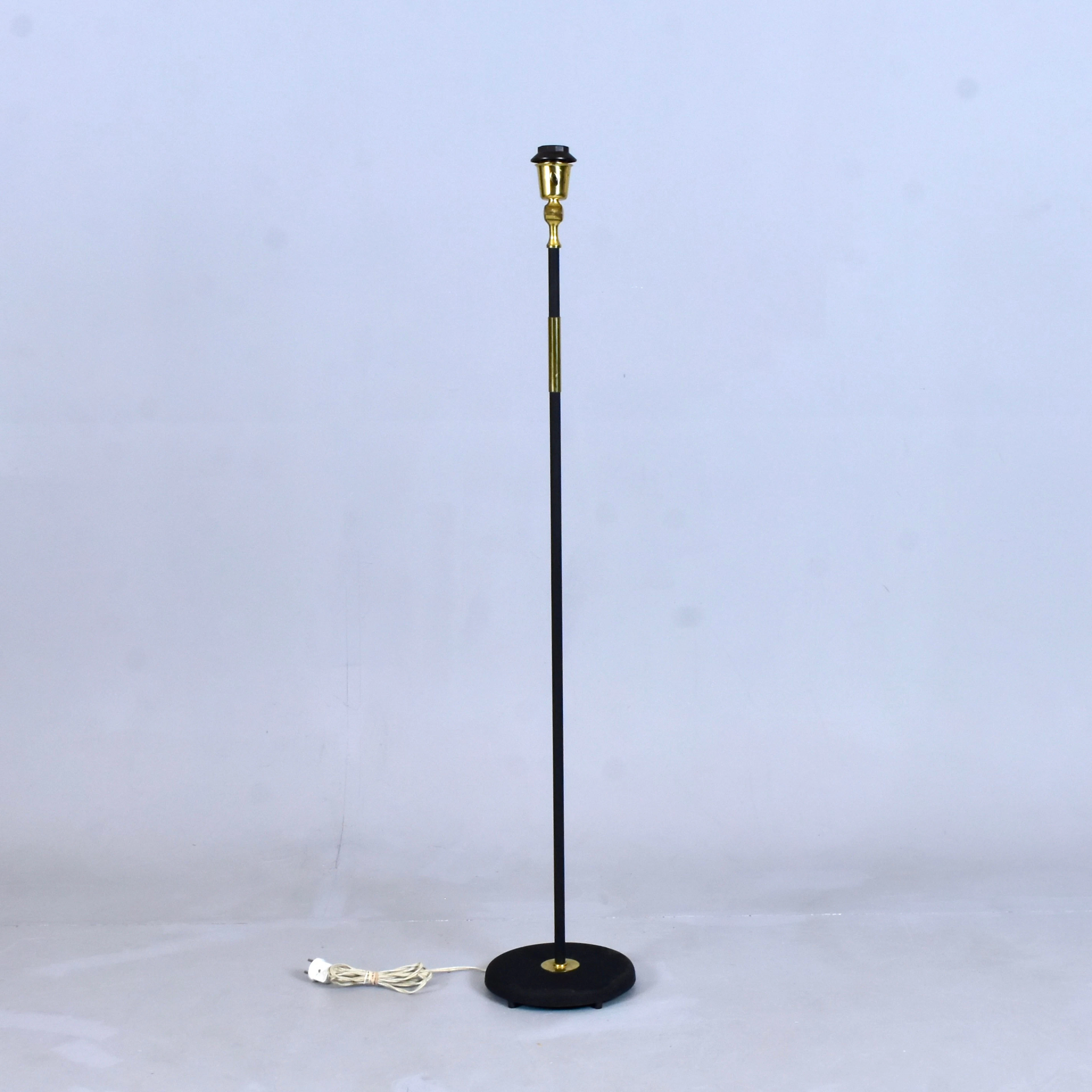 GOLVLAMPA, svartlackerad metall och mässing, Falkenbergs Belysning