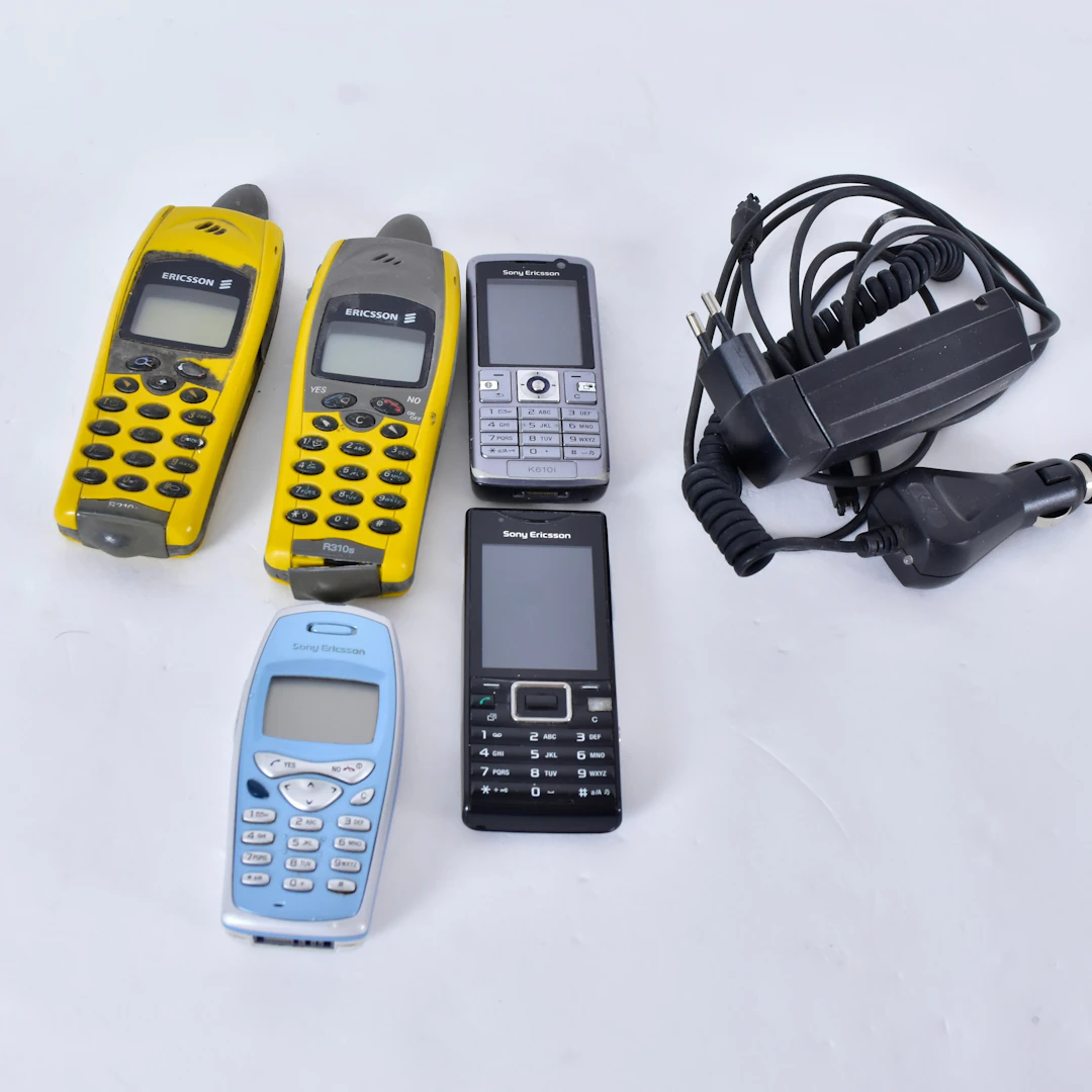 ÄLDRE MOBILTELEFONER, bl a Ericsson R310.