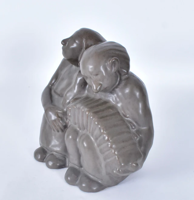 ÅKE HOLM. Skulptur, "Trollpar med dragspel", keramik, signerad Å. Holm.