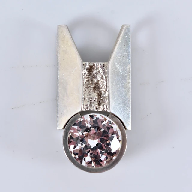 HÄNGE, med bergkristall, Benny Design för Cson Göteborg 1985, sterlingsilver.