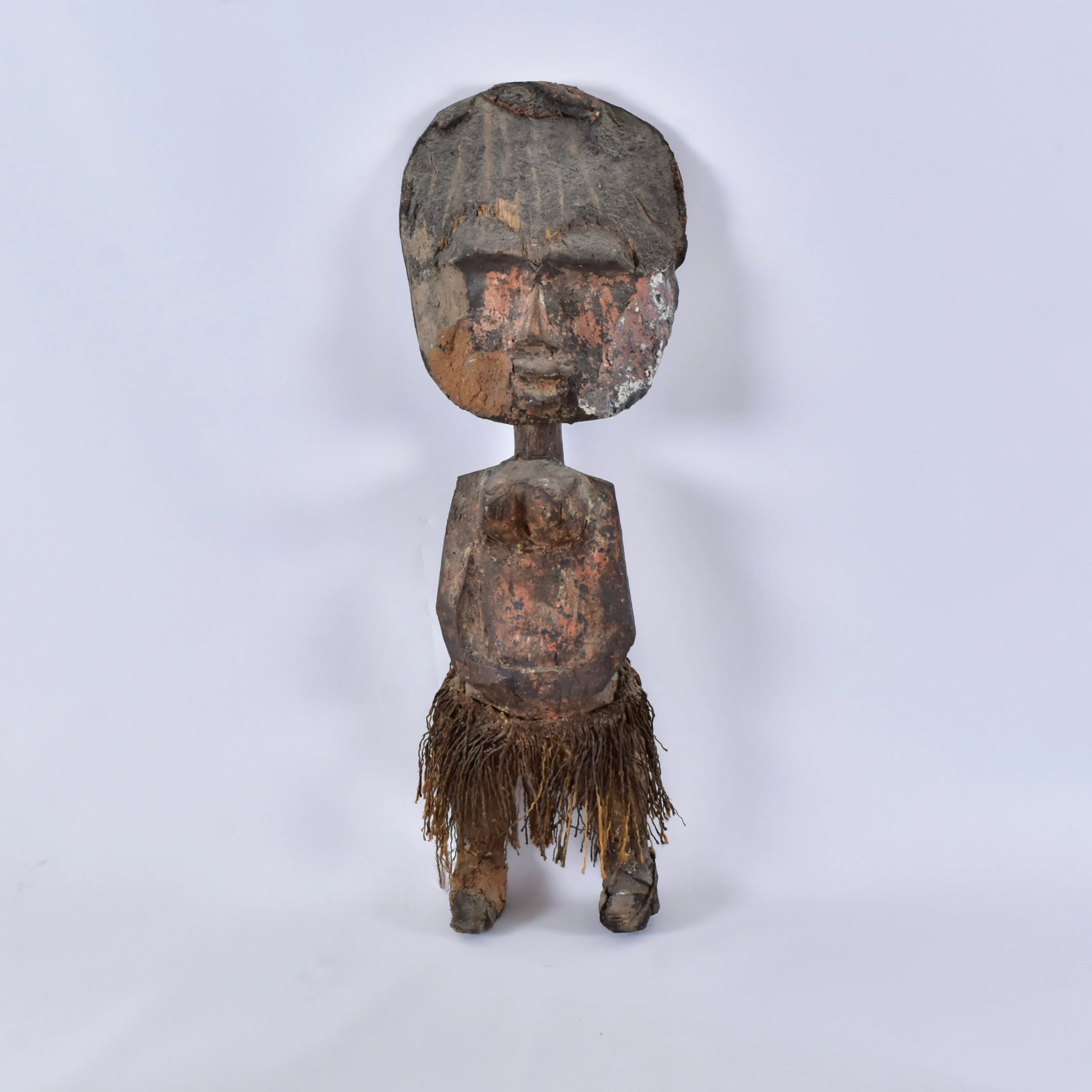 SKULPTUR/FETISH, skuret trä och raffia.