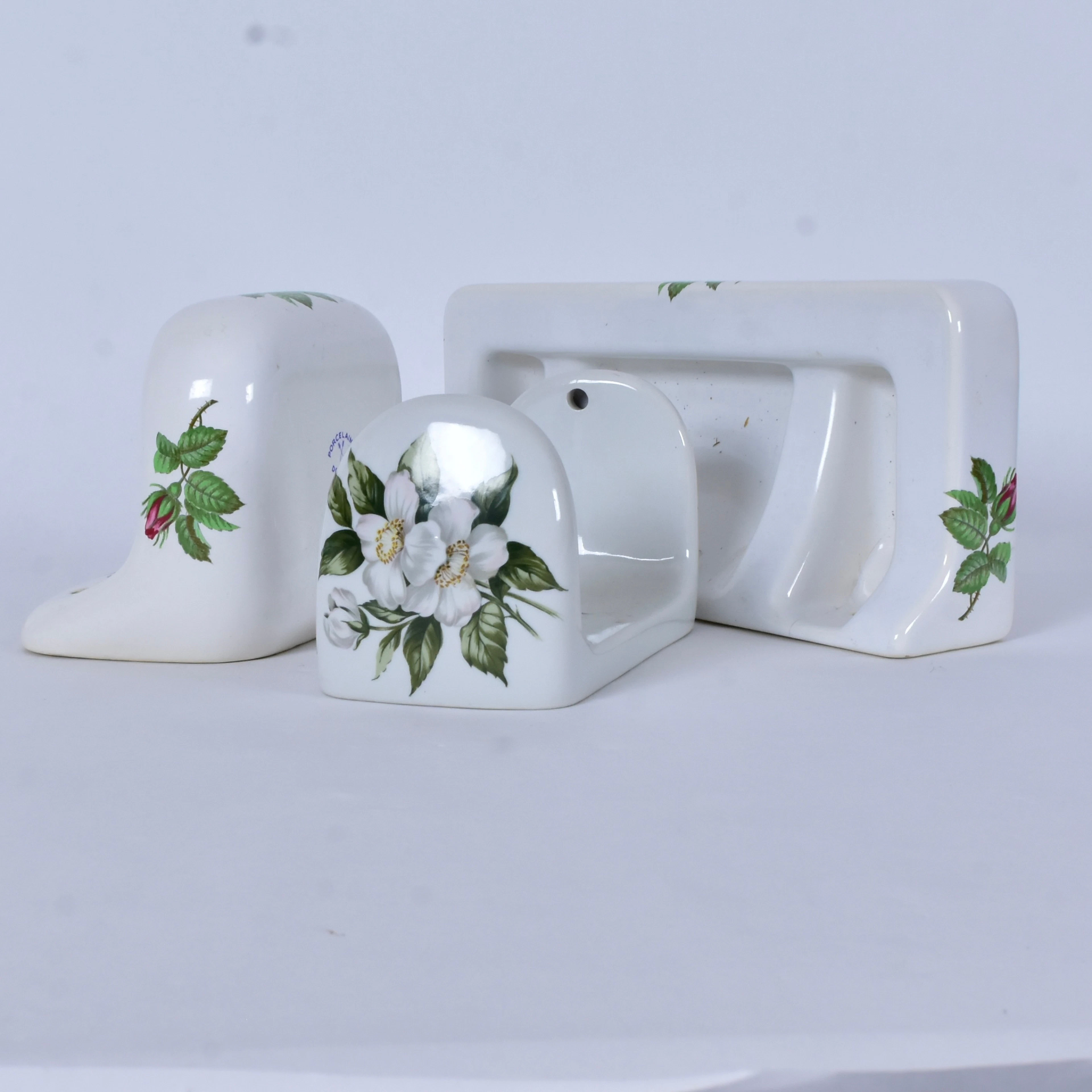 BADRUMSSET, 3 delar, porslin, Porcelaine de Paris.