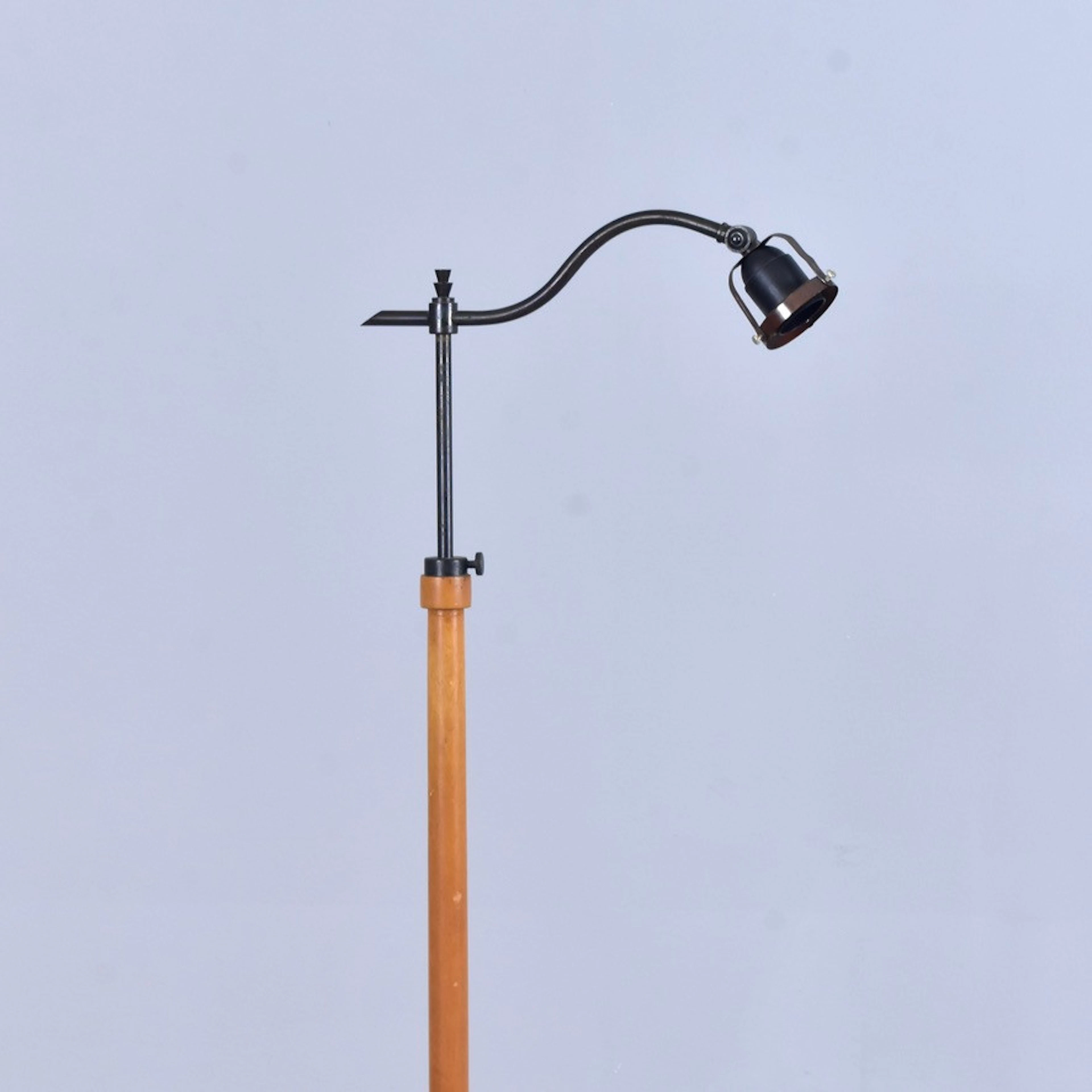 GOLVLAMPA, björk/bemålad björk, 1920/30-tal.