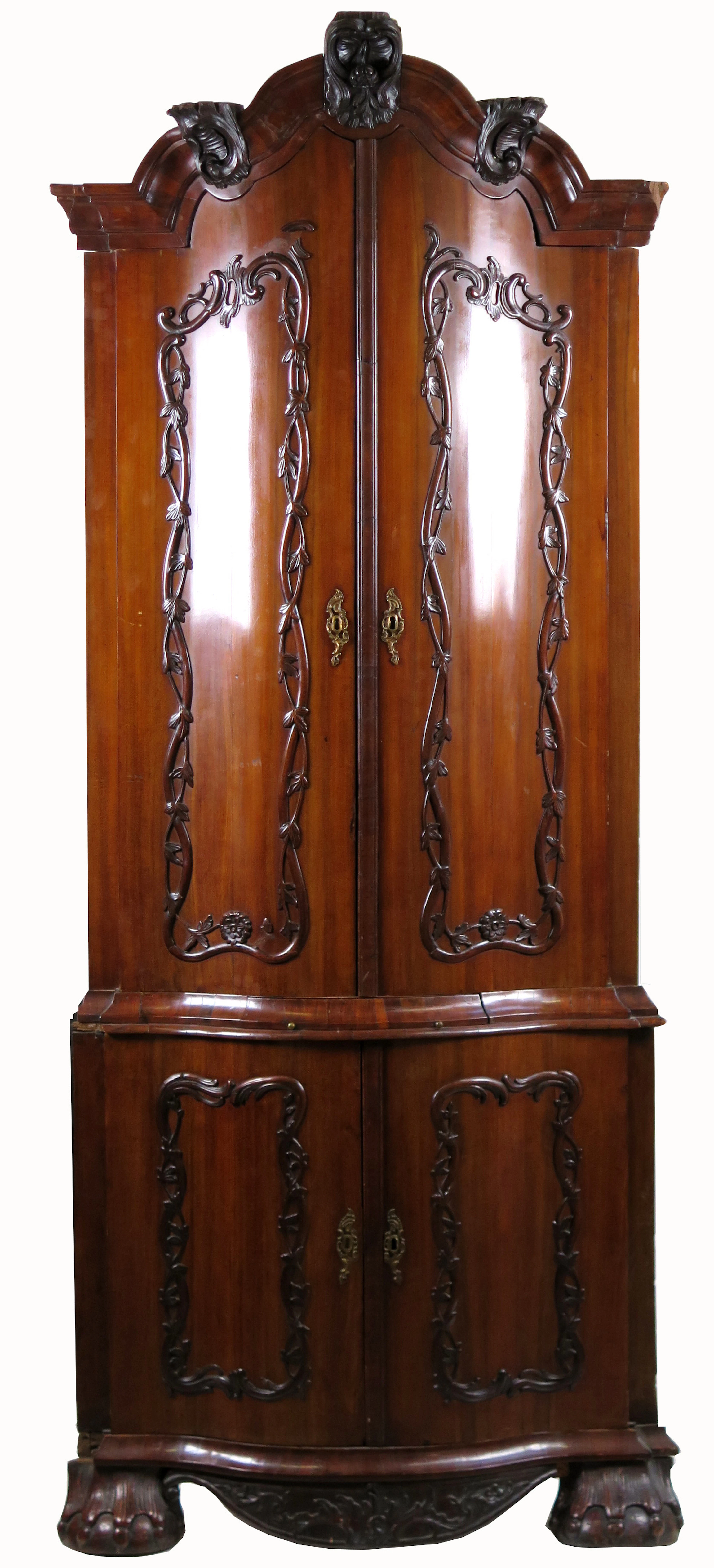 HÖRNSKÅP, skuren valnöt, Nordeuropa Louis XV, 1700-talets mitt.