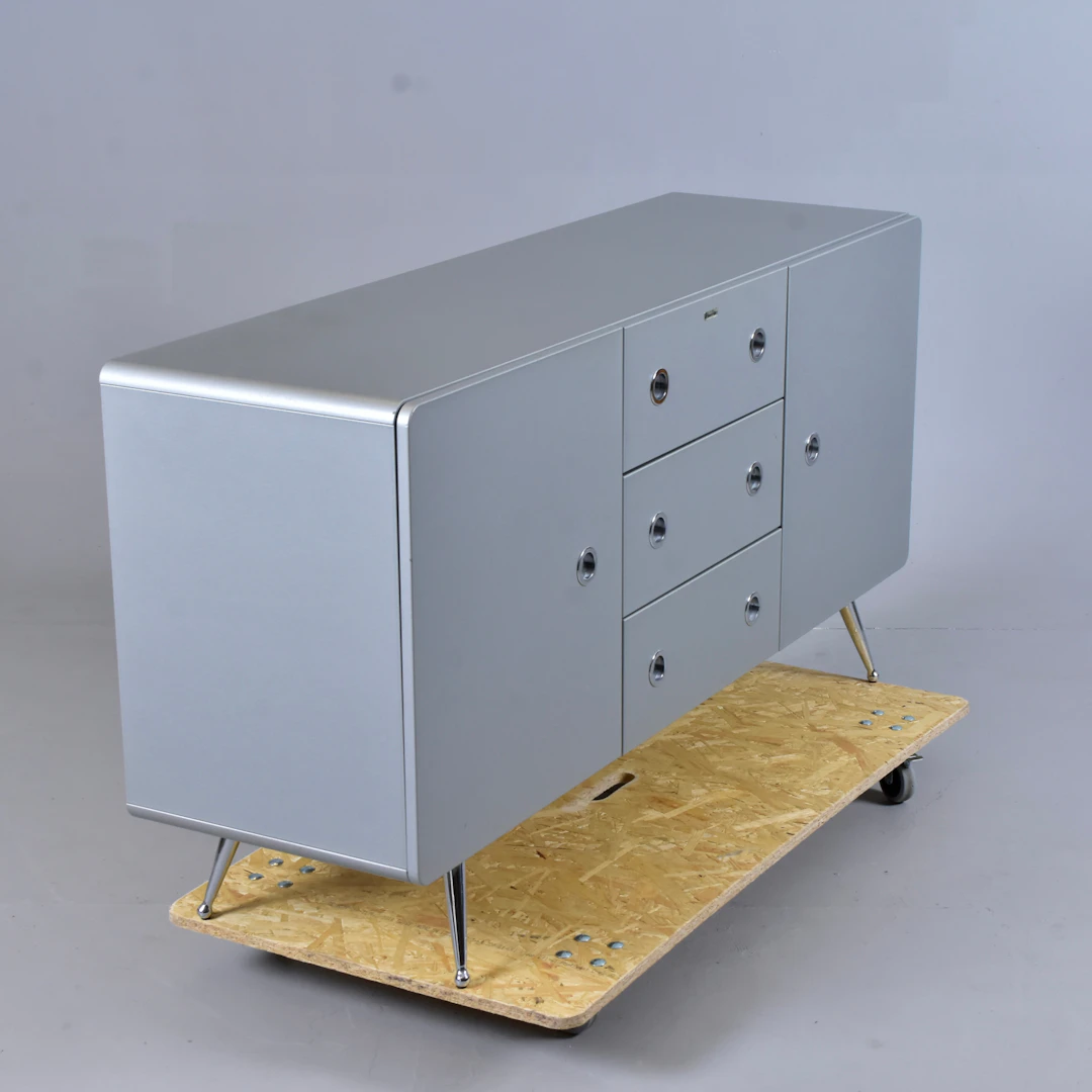 BYRÅ, silverfärgat MDF på kromade ben, Malibu Bel Air.