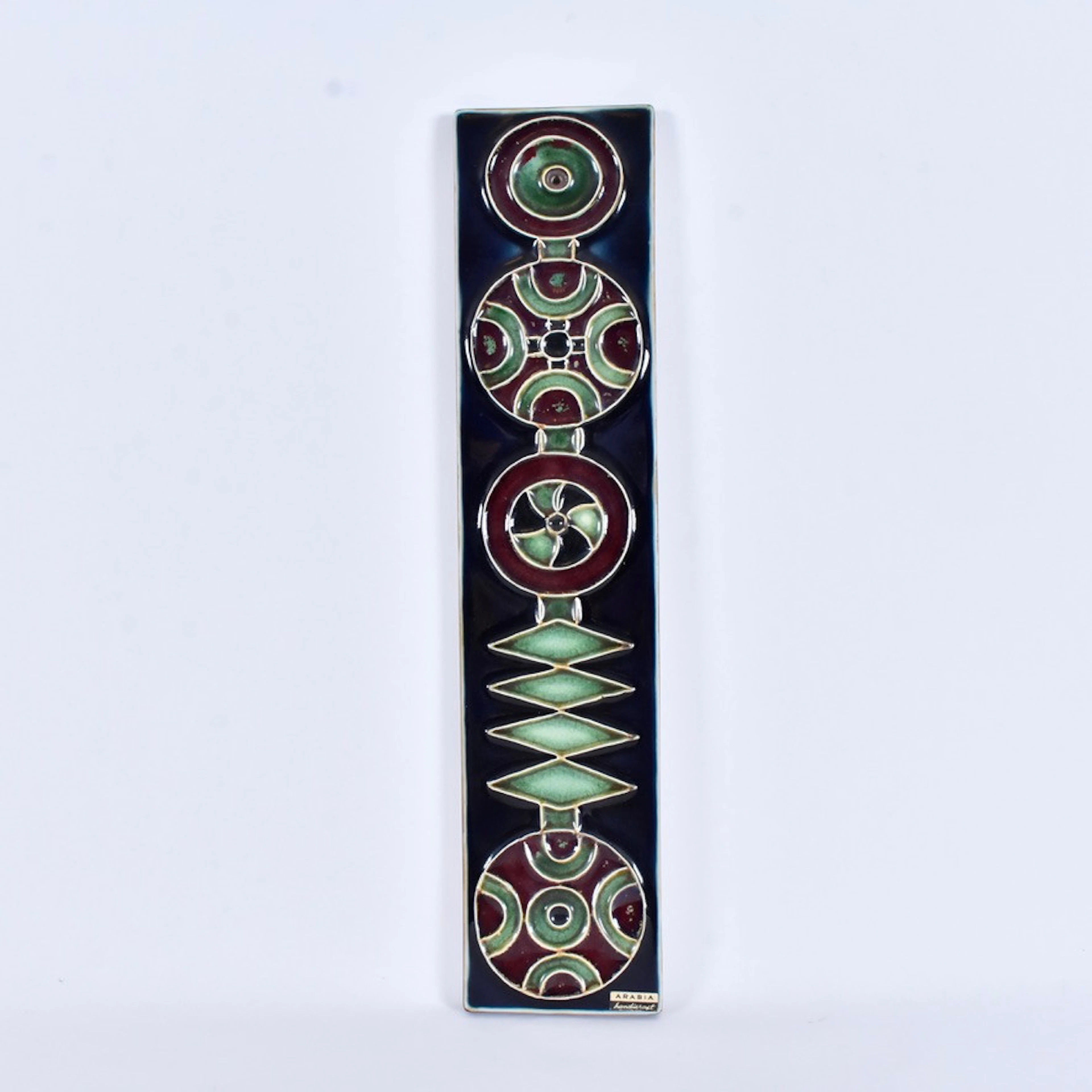 ANNIKKI HOVISAARI. Väggrelief, stengods, "Ornament", Arabia, Finland, 1960-tal.