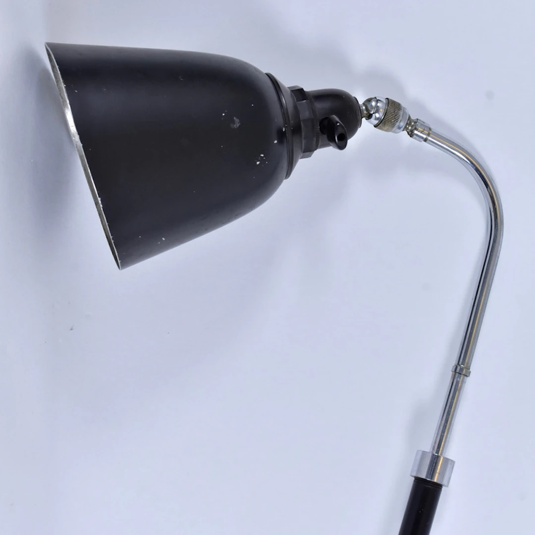 BORDSLAMPA/ARBETSBELYSNING, lackerad metall och krom.