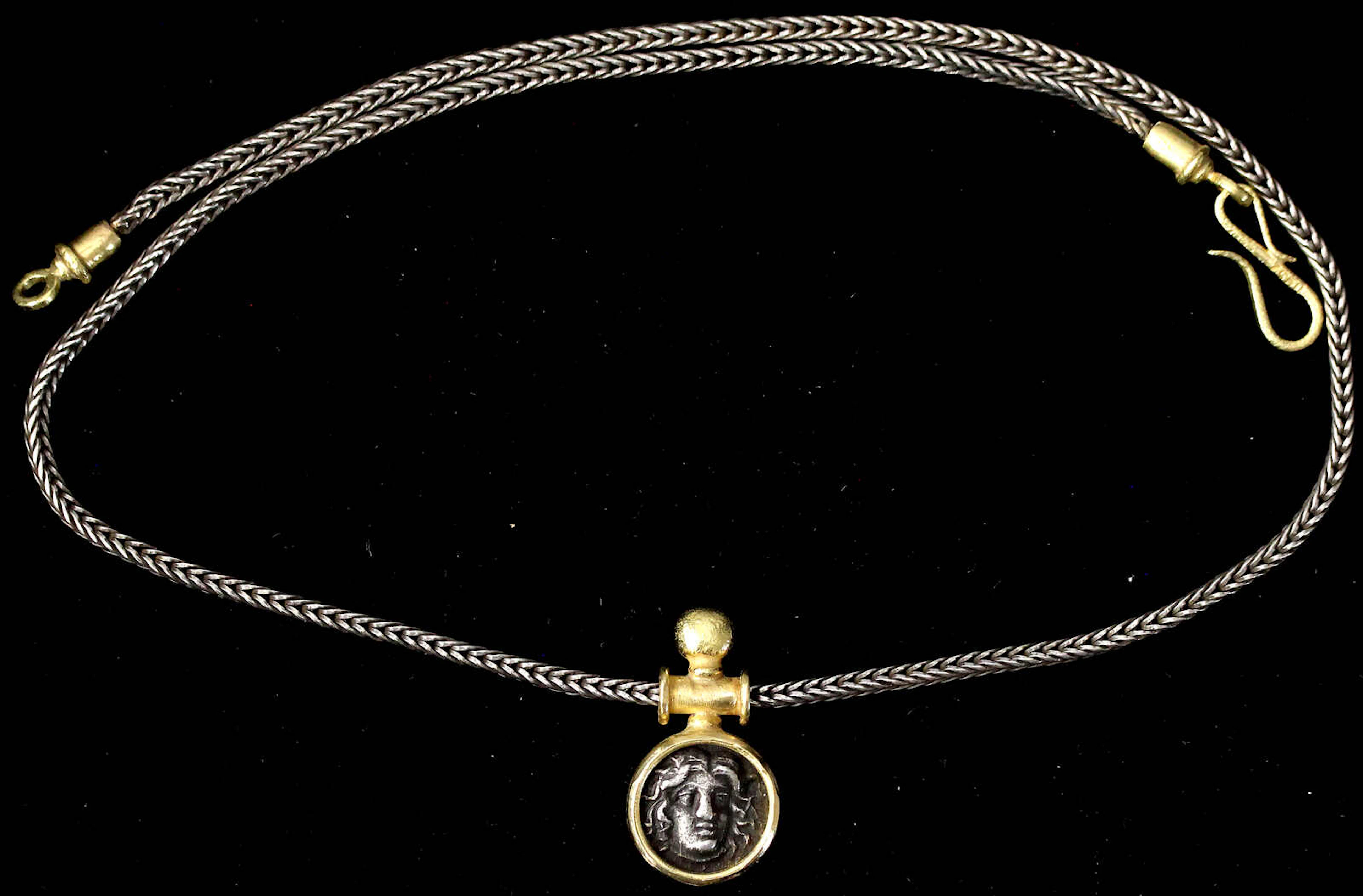 Schmuck und Accessoires aus Gold, Colliers und Halsketten