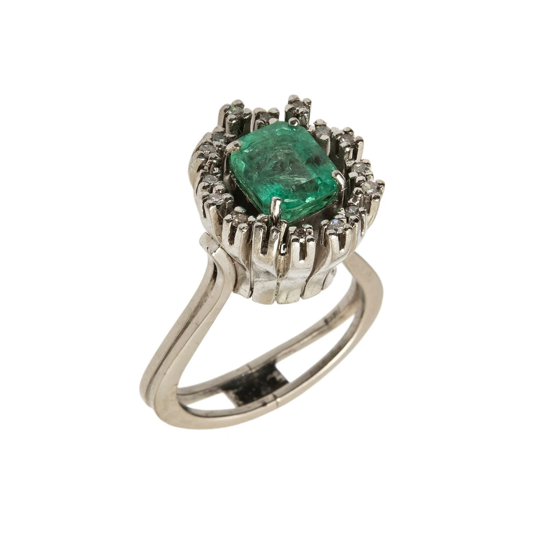 ANILLO CON ESMERALDA Y DIAMANTES EN PLATA PALADIO