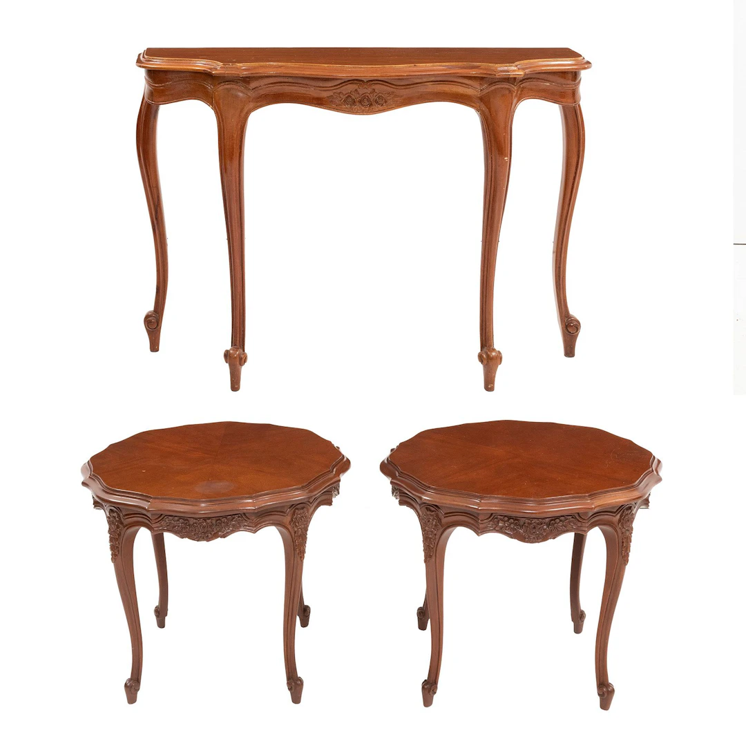 PAR DE MESAS LATERALES Y MESA CONSOLA, SXX. Estilo Luis XV. En madera