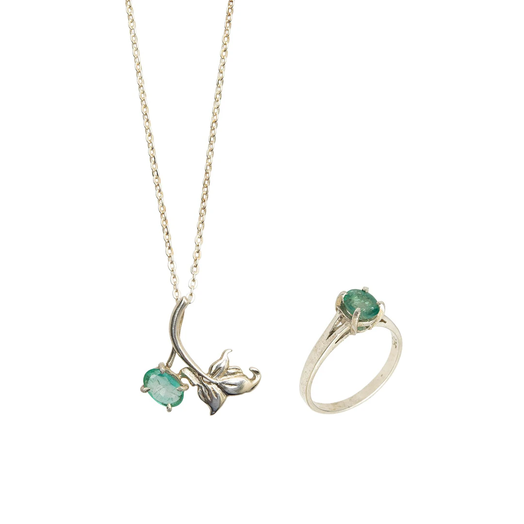 COLLAR, PENDIENTE Y ANILLO CON ESMERALDAS EN PLATA