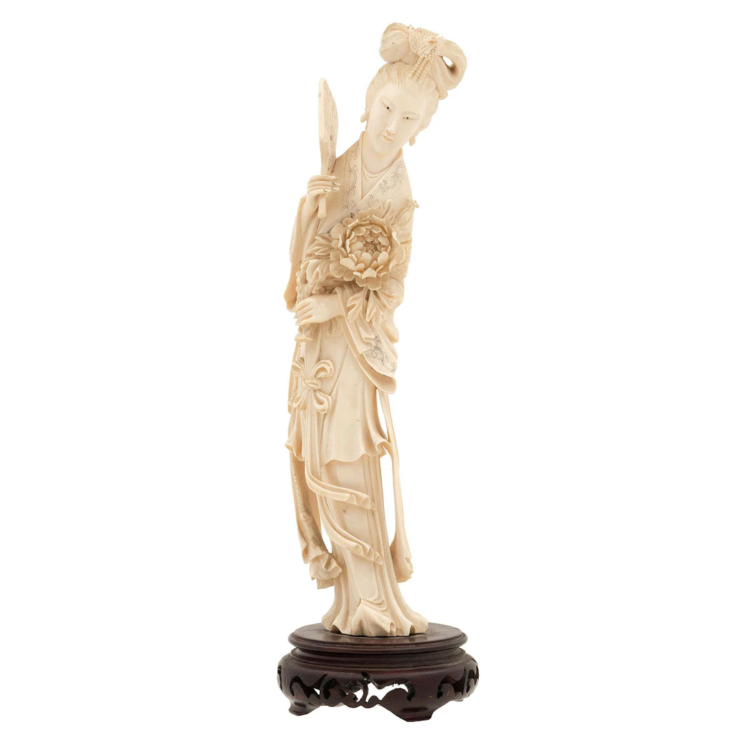 DAMA CON ABANICO. CHINA, SXX. Talla en marfil esgrafiado y entintado