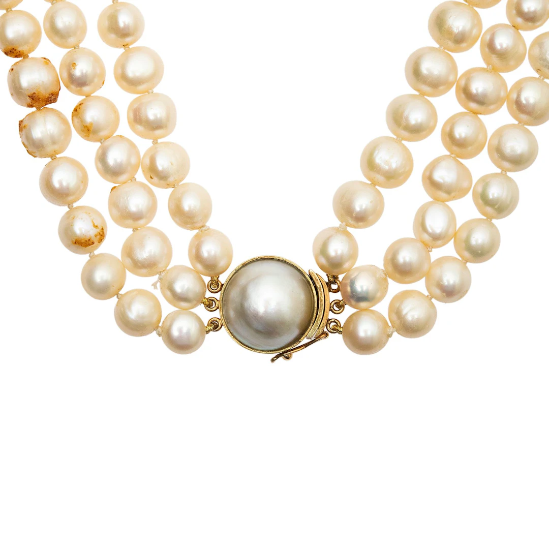 COLLAR DE PERLAS Y MEDIA PERLA CON BROCHE EN ORO AMARILLO DE 14K
