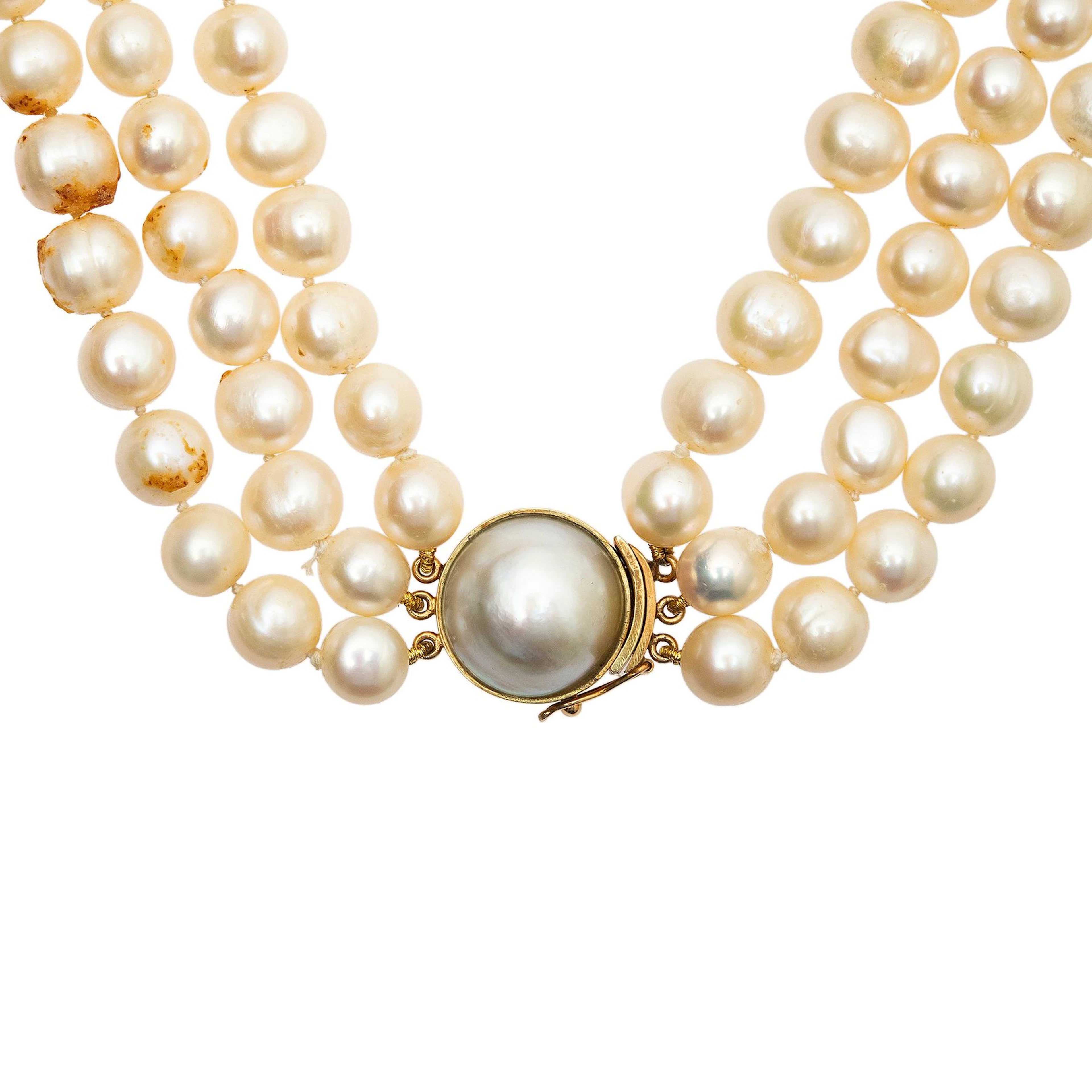 COLLAR DE PERLAS Y MEDIA PERLA CON BROCHE EN ORO AMARILLO DE 14K