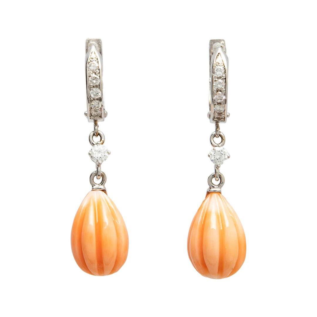 PAR ARETES CON DIAMANTES Y CORAL EN ORO BLANCO DE 10K Y PLATA PALADIO