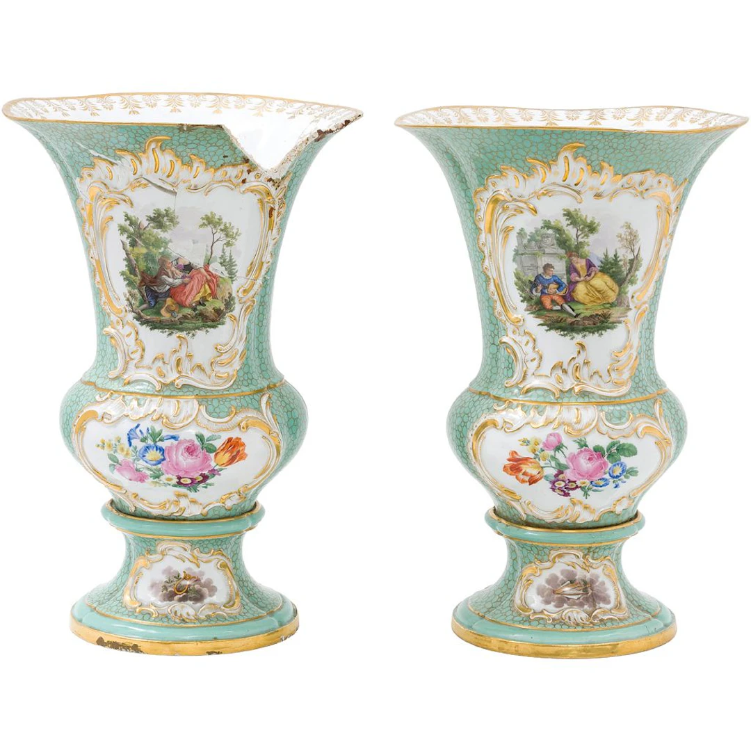 PAR DE JARRONES ALEMANIA, S XIX Estilo ROCOCÓ. En porcelana MEISSEN