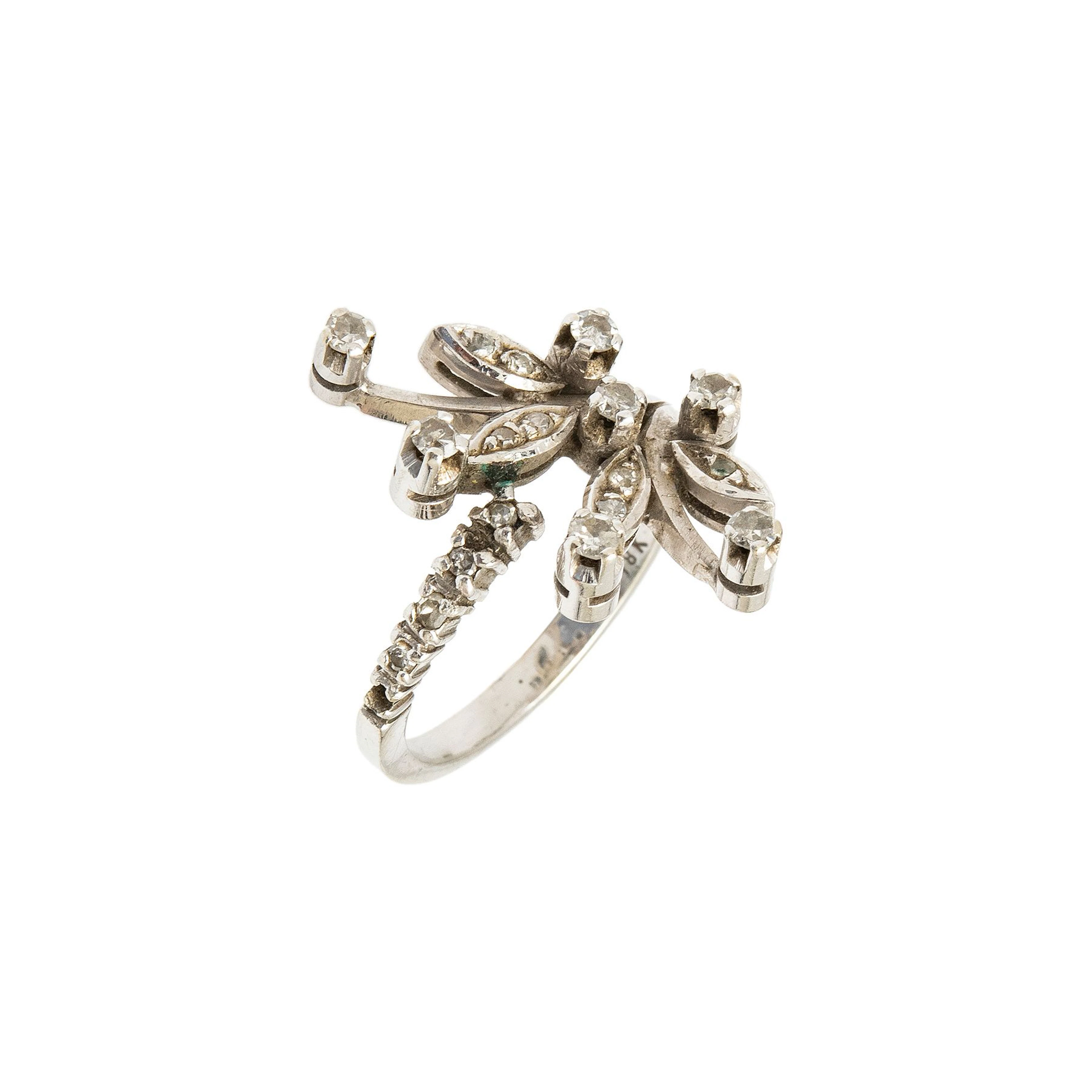 ANILLO CON DIAMANTES EN ORO BLANCO DE 18K