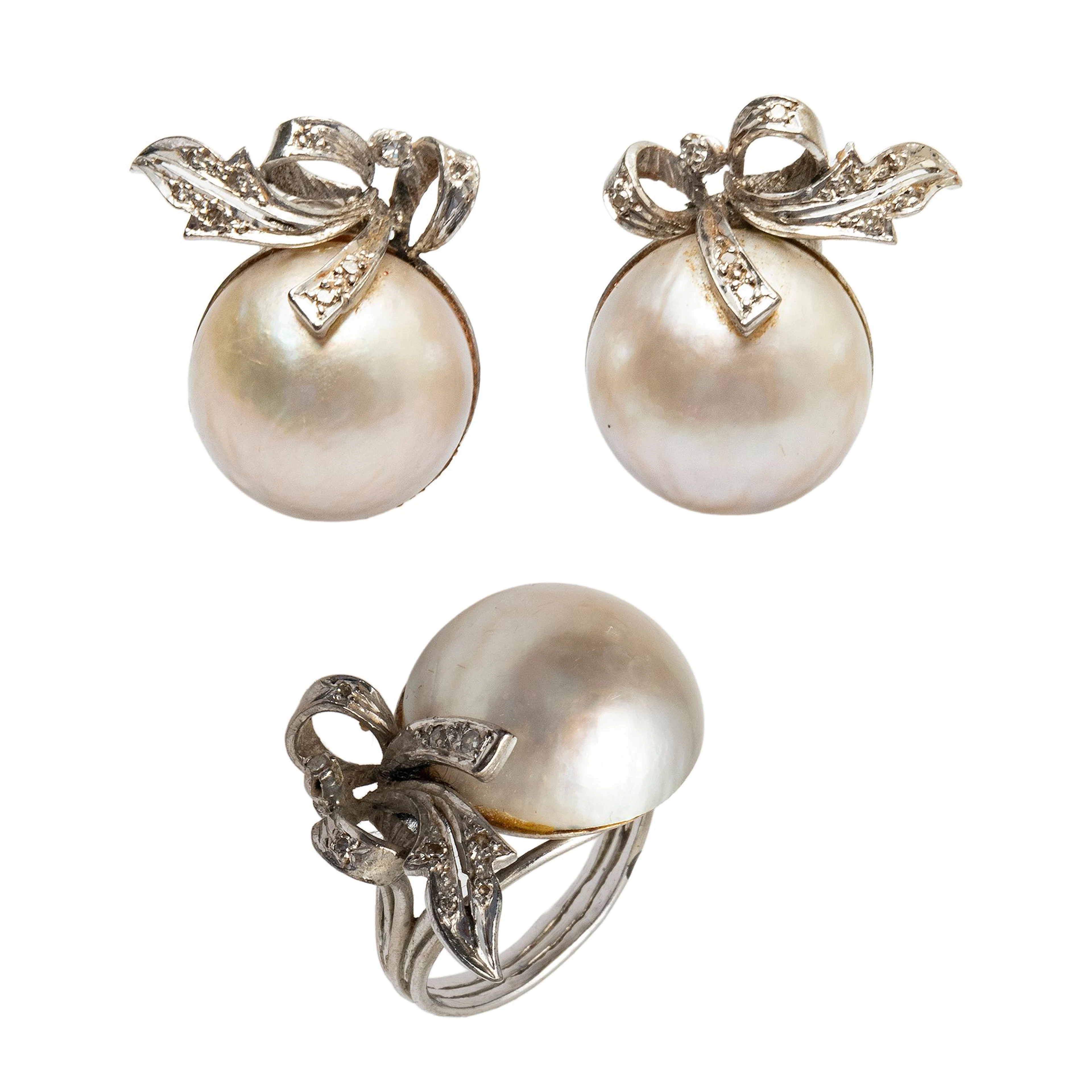 ANILLO, PAR DE ARETES CON MEDIAS PERLAS SIMULADAS Y DIAMANTES EN PLATA PALADIO.