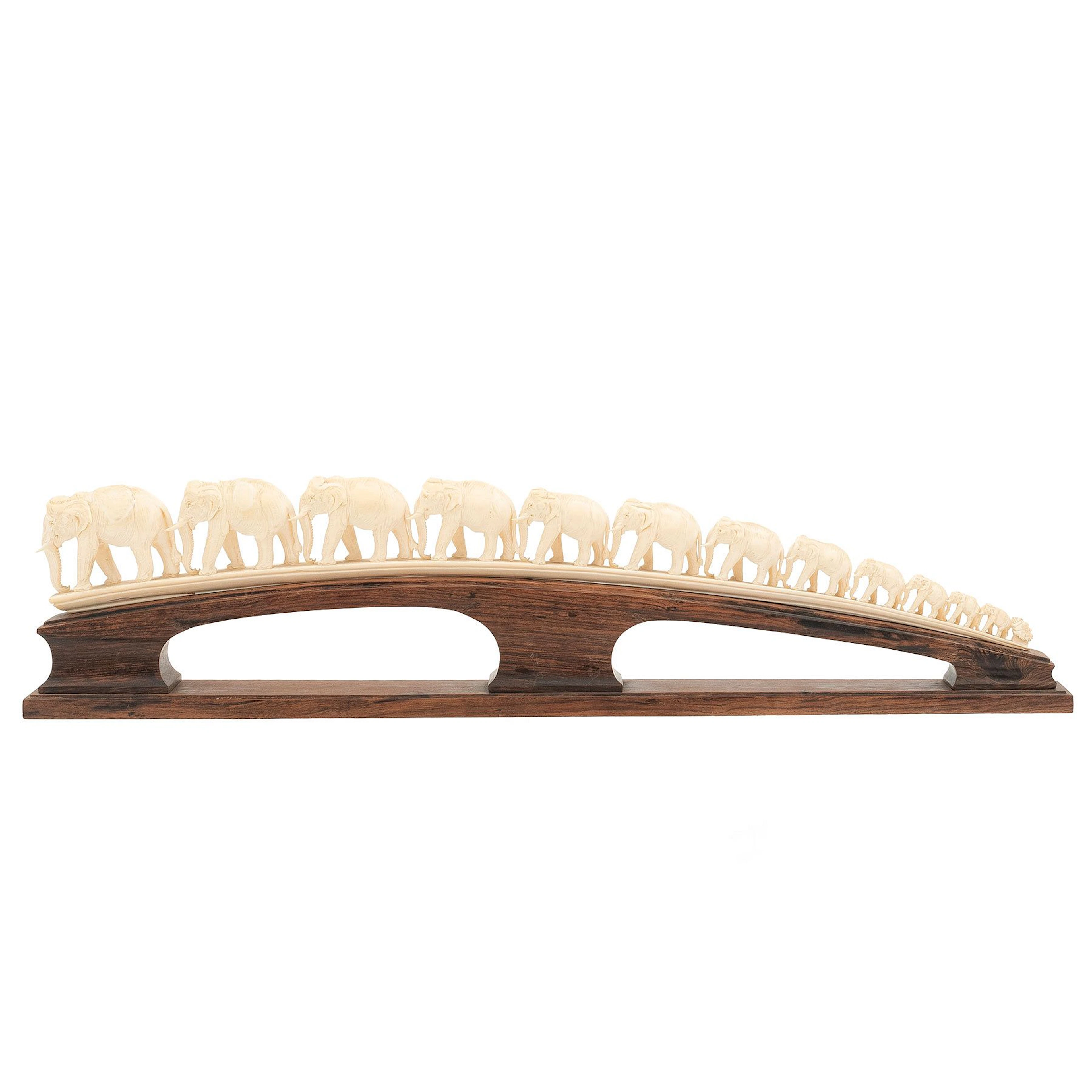 PUENTE DE ELEFANTES. ÁFRICA, SIGLO XX. Talla en marfil; con base de
