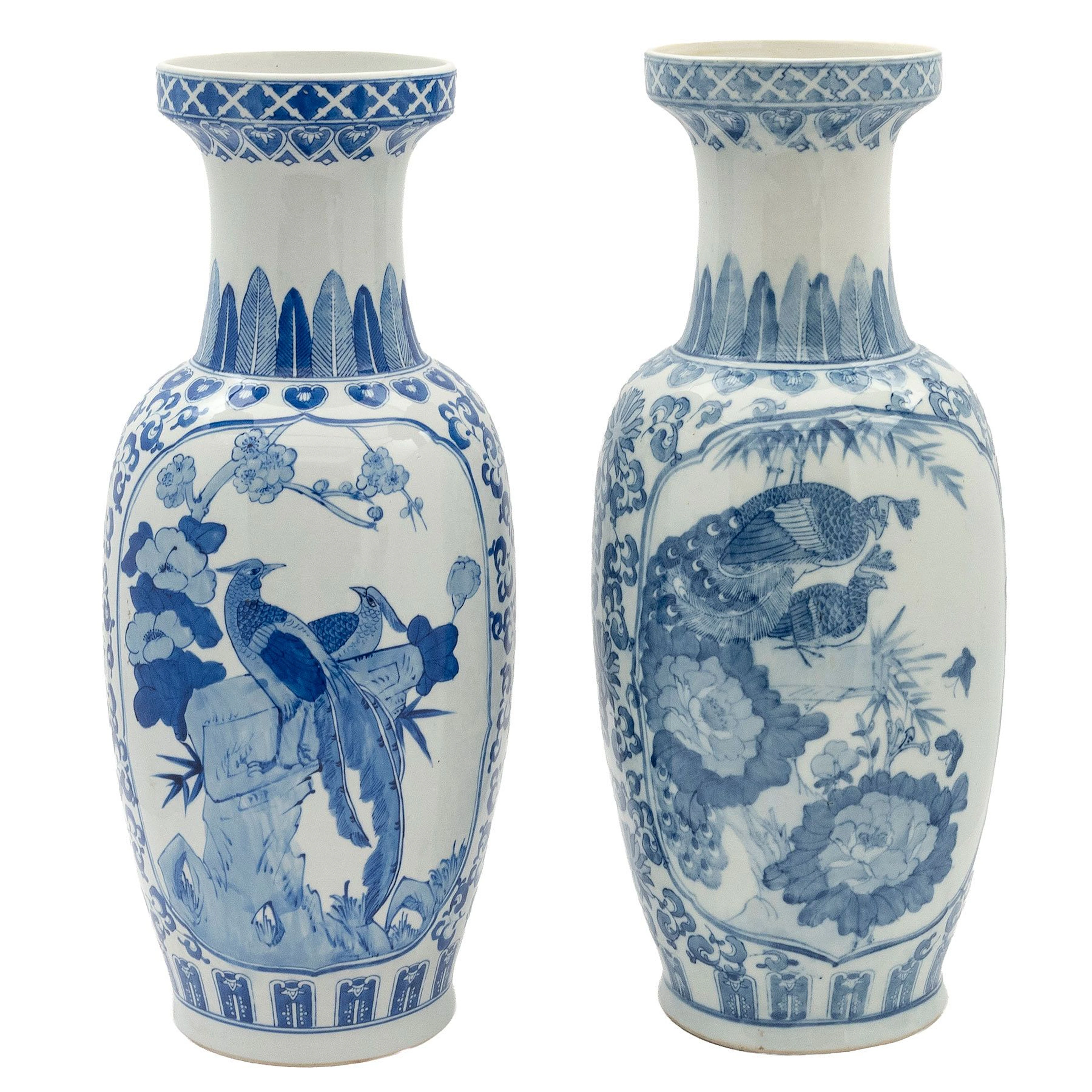 PAR DE JARRONES CHINA, SIGLO XX Elaborados en porcelana policromada