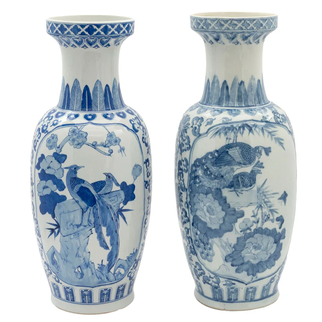 PAR DE JARRONES CHINA, SIGLO XX Elaborados en porcelana policromada